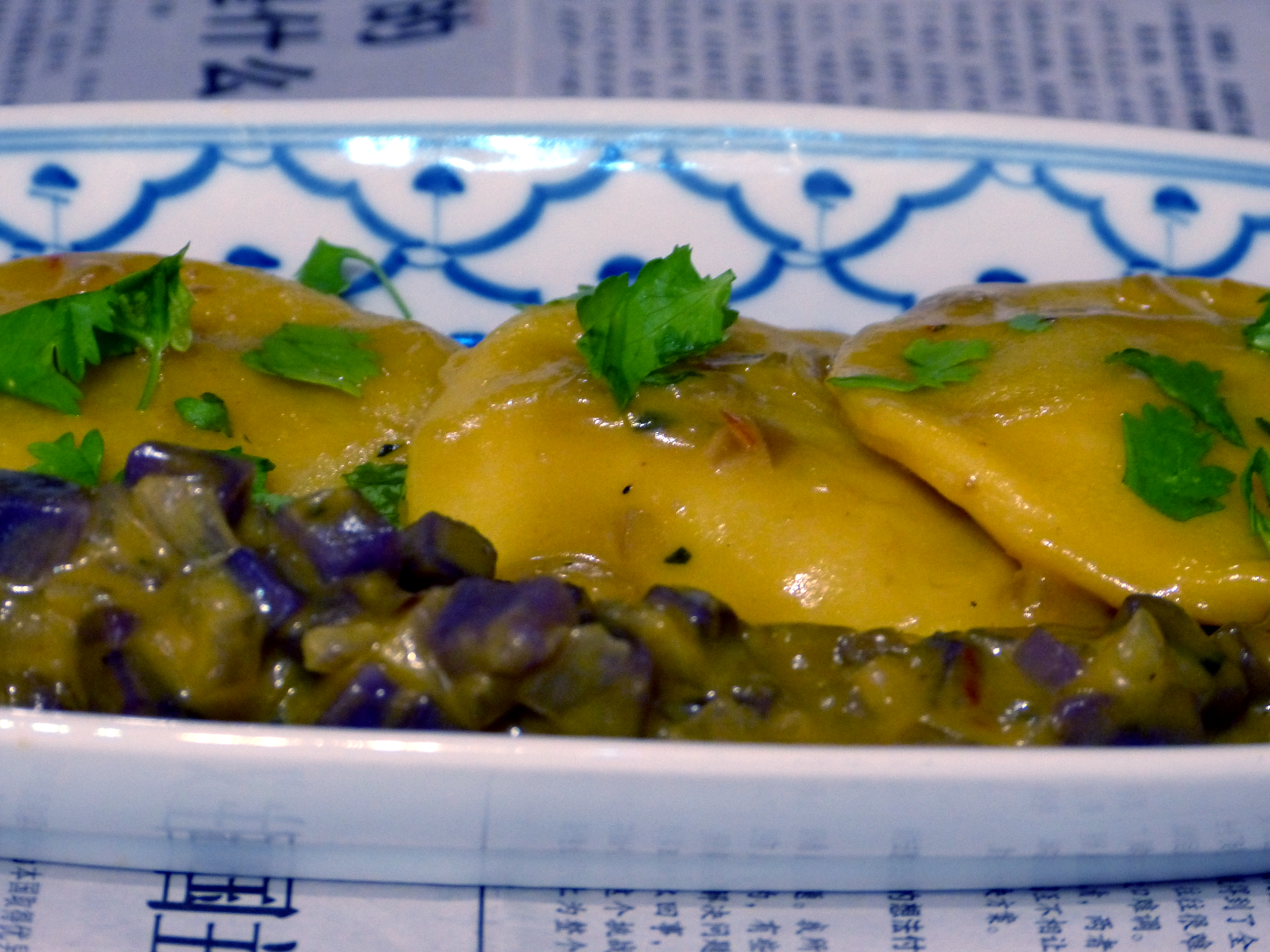 mangoravioli mit lila kartoffeln