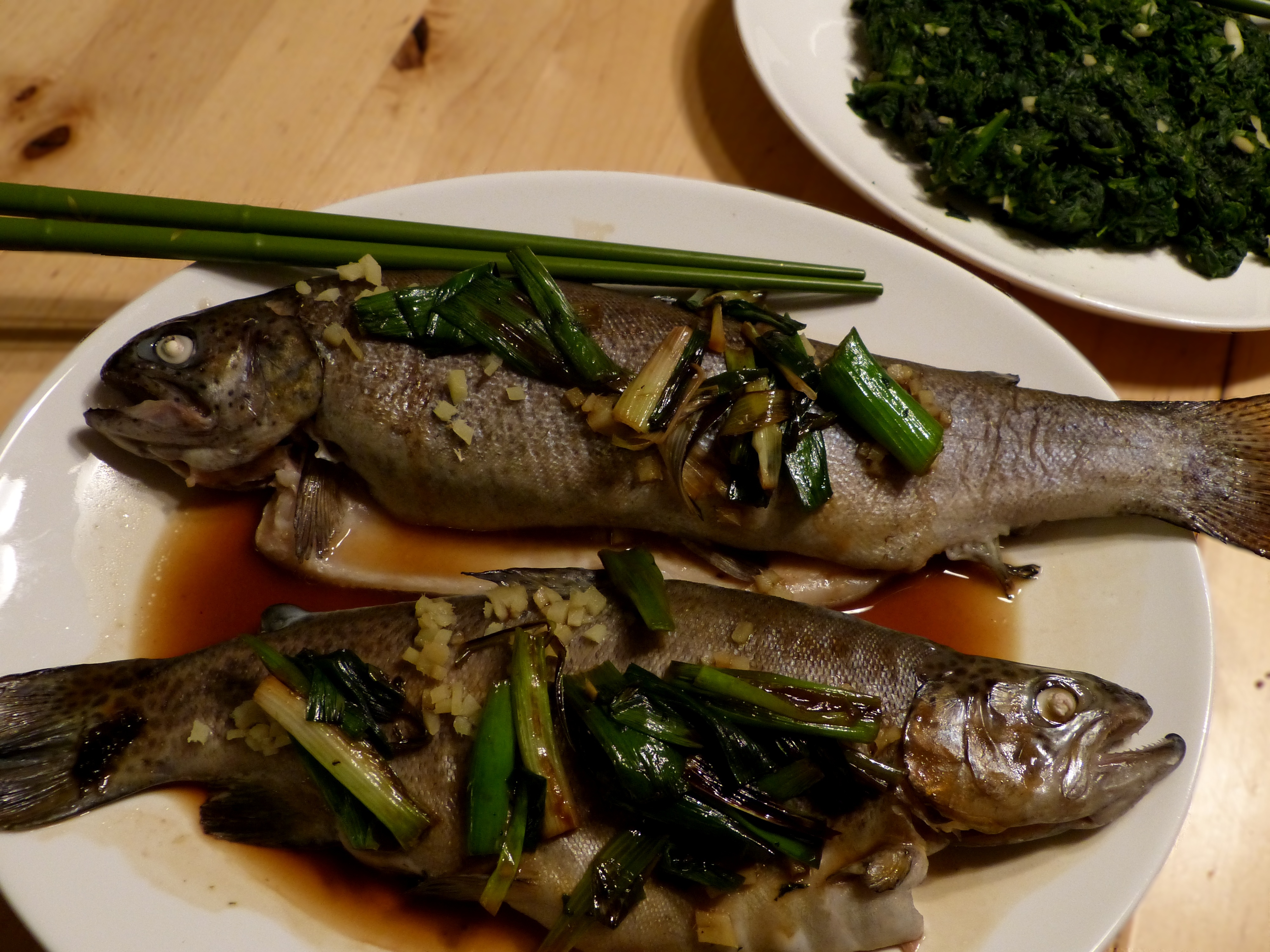 gedämpfter fisch und knoblauchspinat