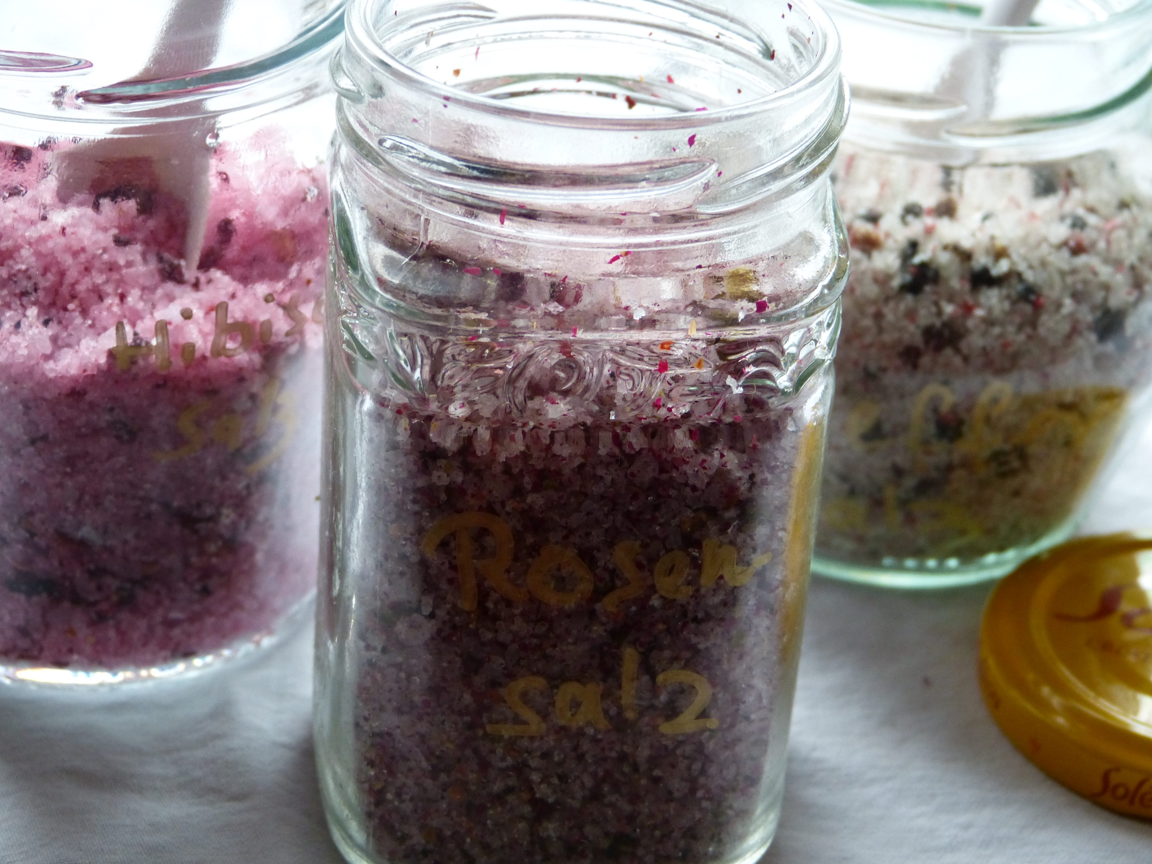 von links nach rechts: Hibiskussalz, Rosensalz, Drei-Pfeffer-Salz