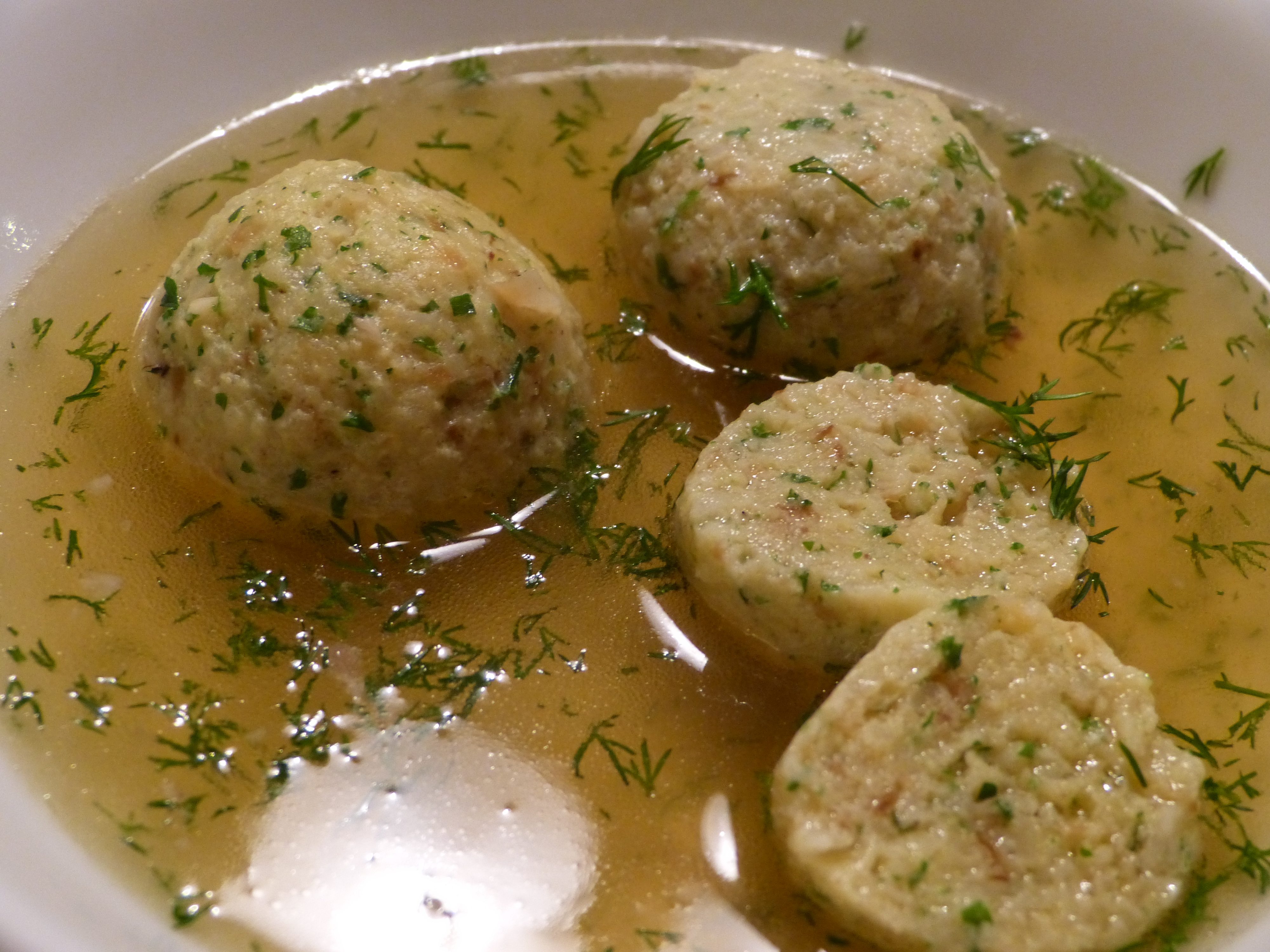 hühnersuppe und kneidlach