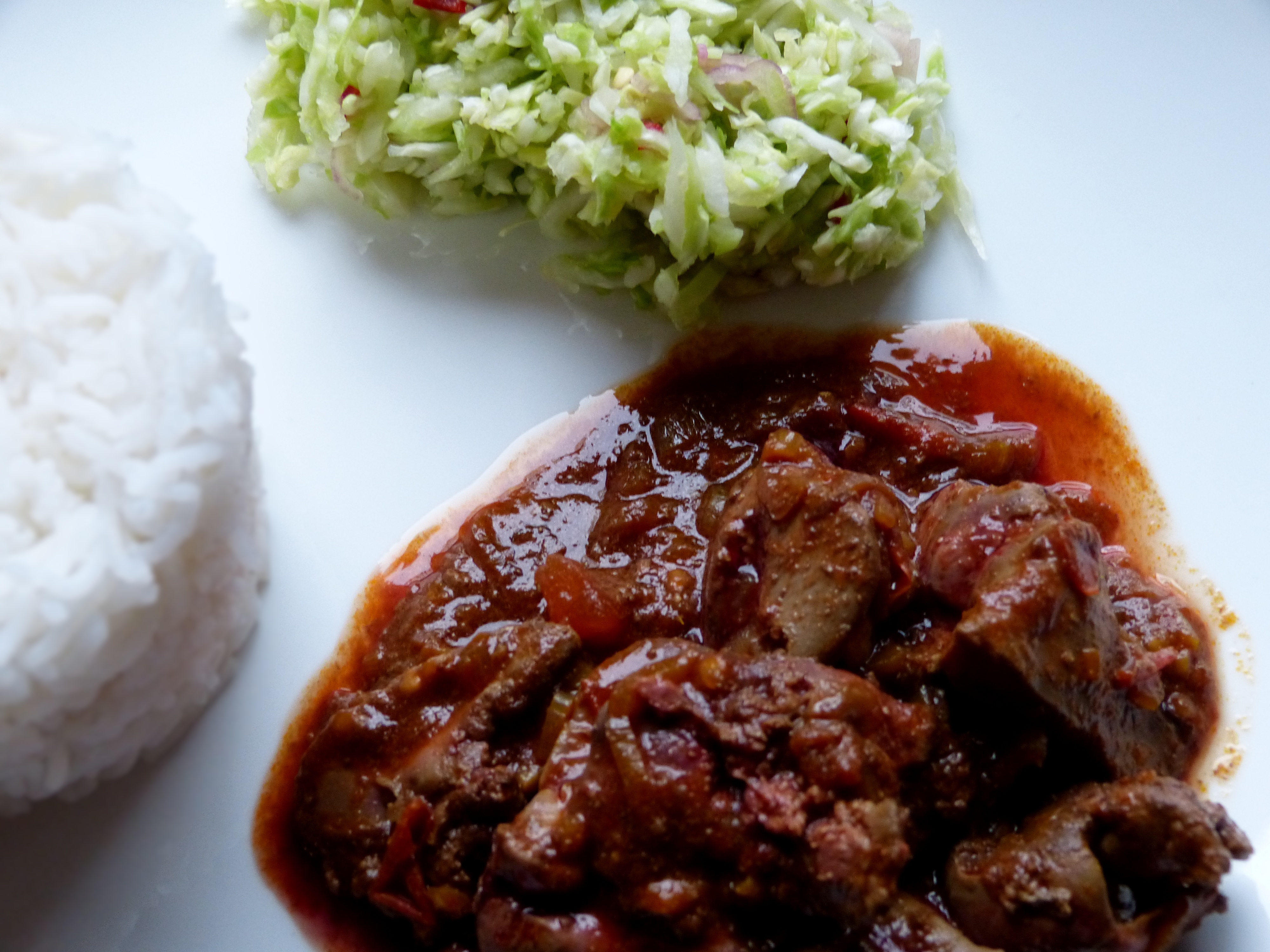 hühnerleber-curry und erfrischender kohl-salat