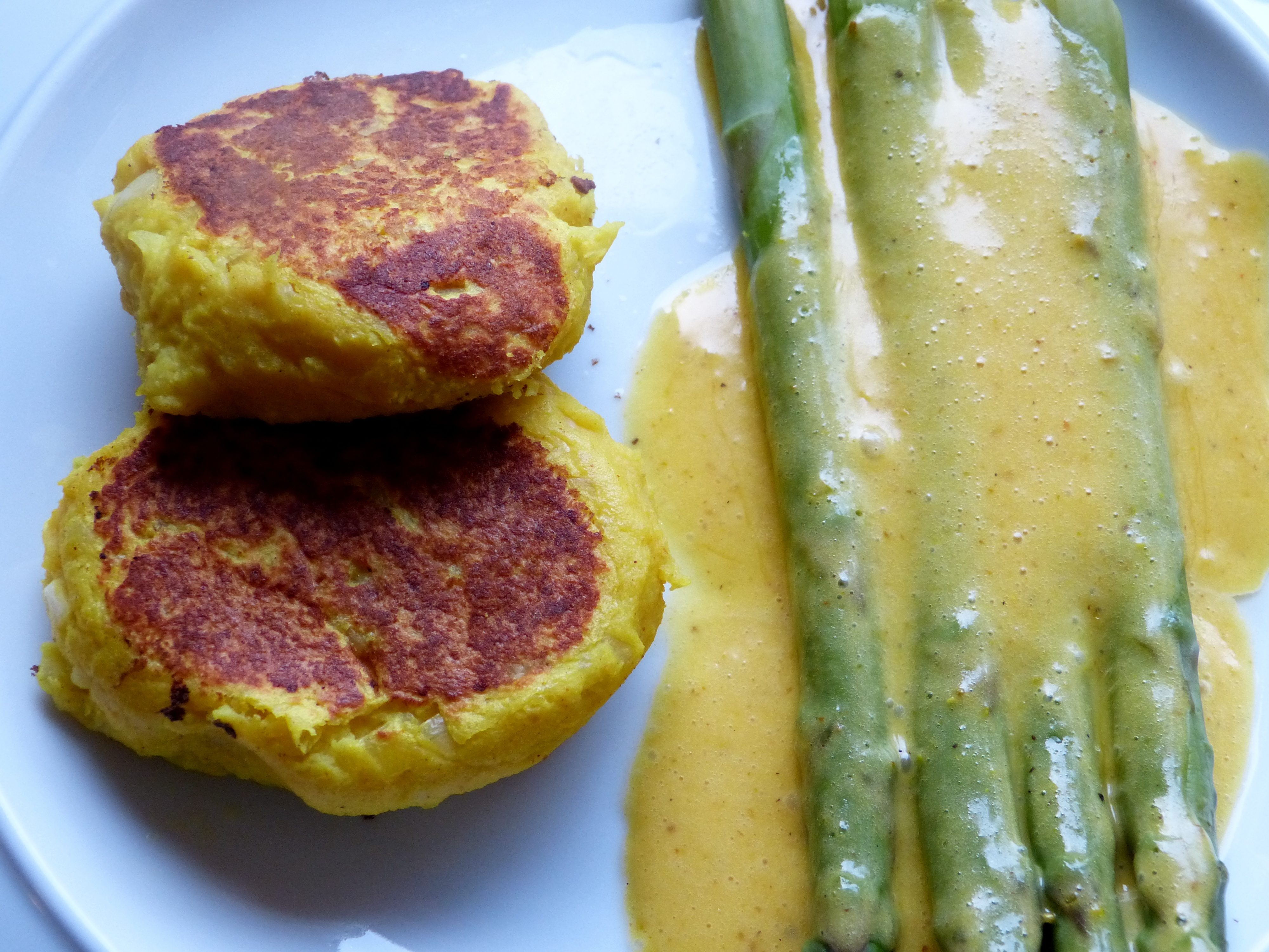 kartoffelküchlein mit spargel und curry-hollandaise