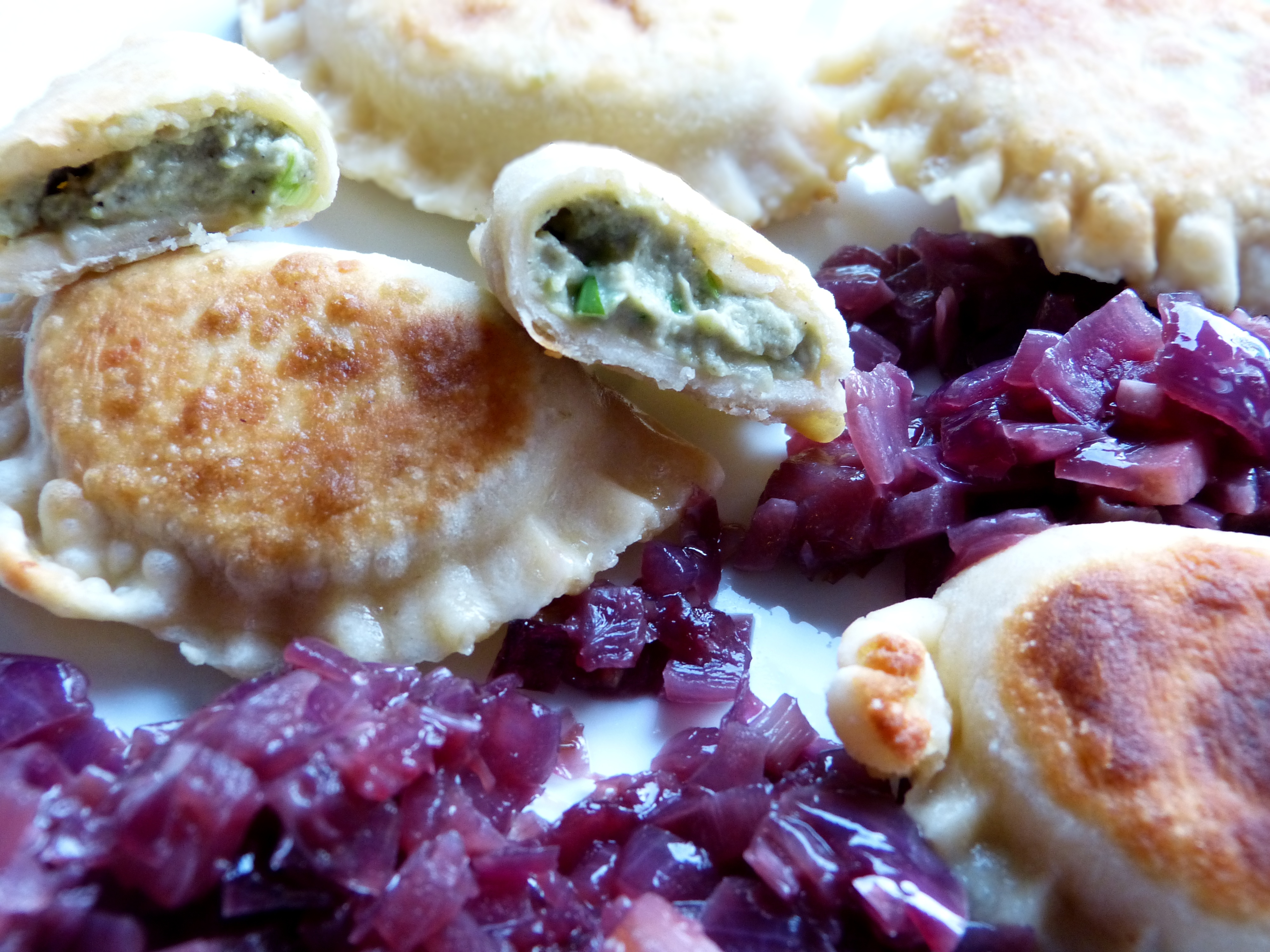 teigtaschen mit avocadofüllung und zwiebelschmälze