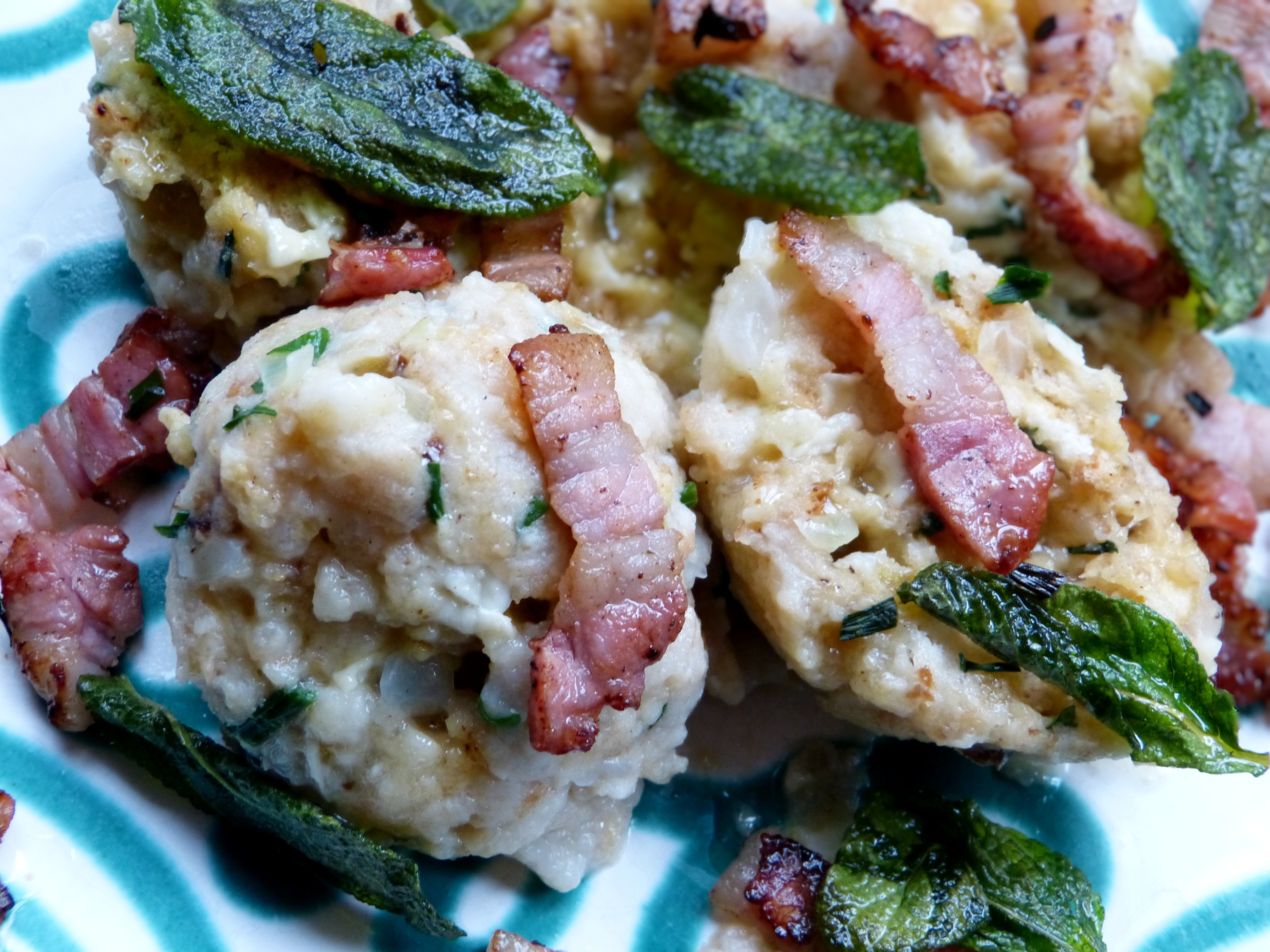 graukäseknödel mit sabeibutter und speck