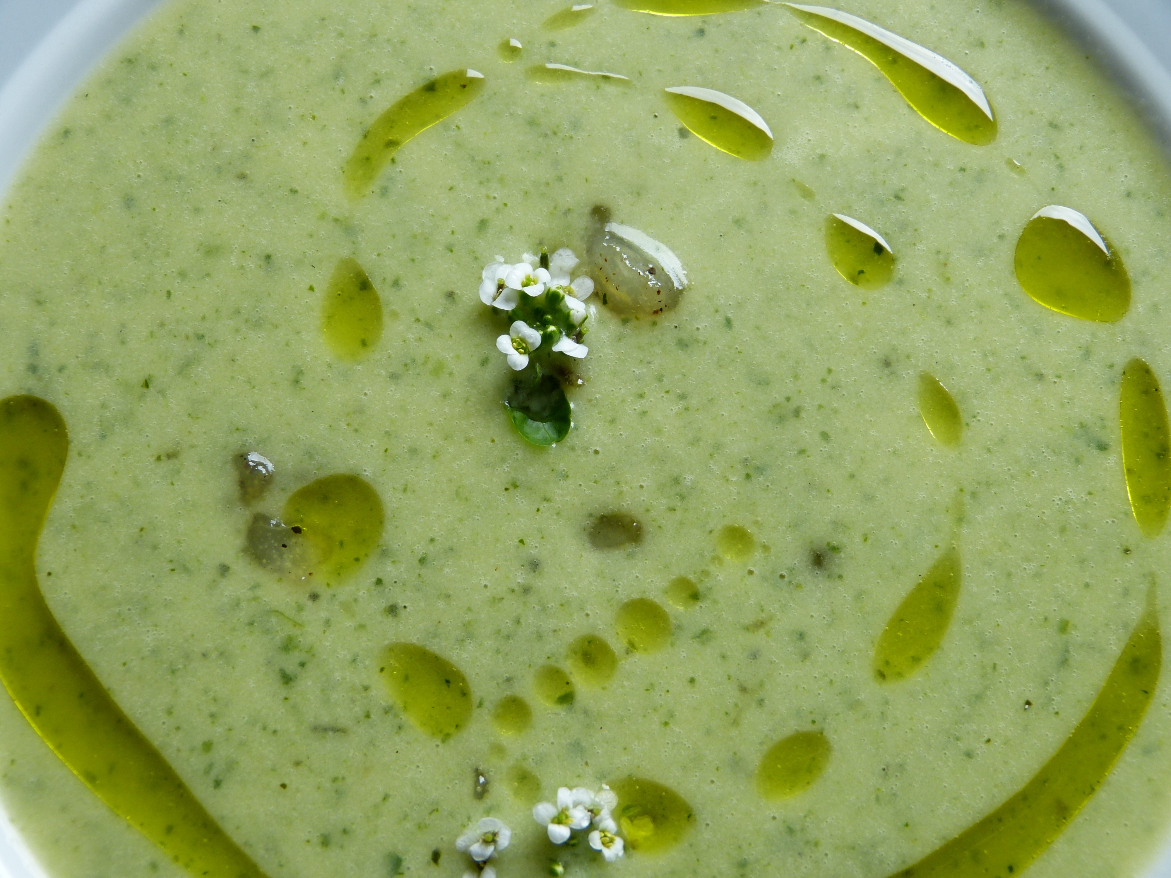 Brunnenkressesuppe mit Curryblätter-Öl und karamellisierten Birnen ...