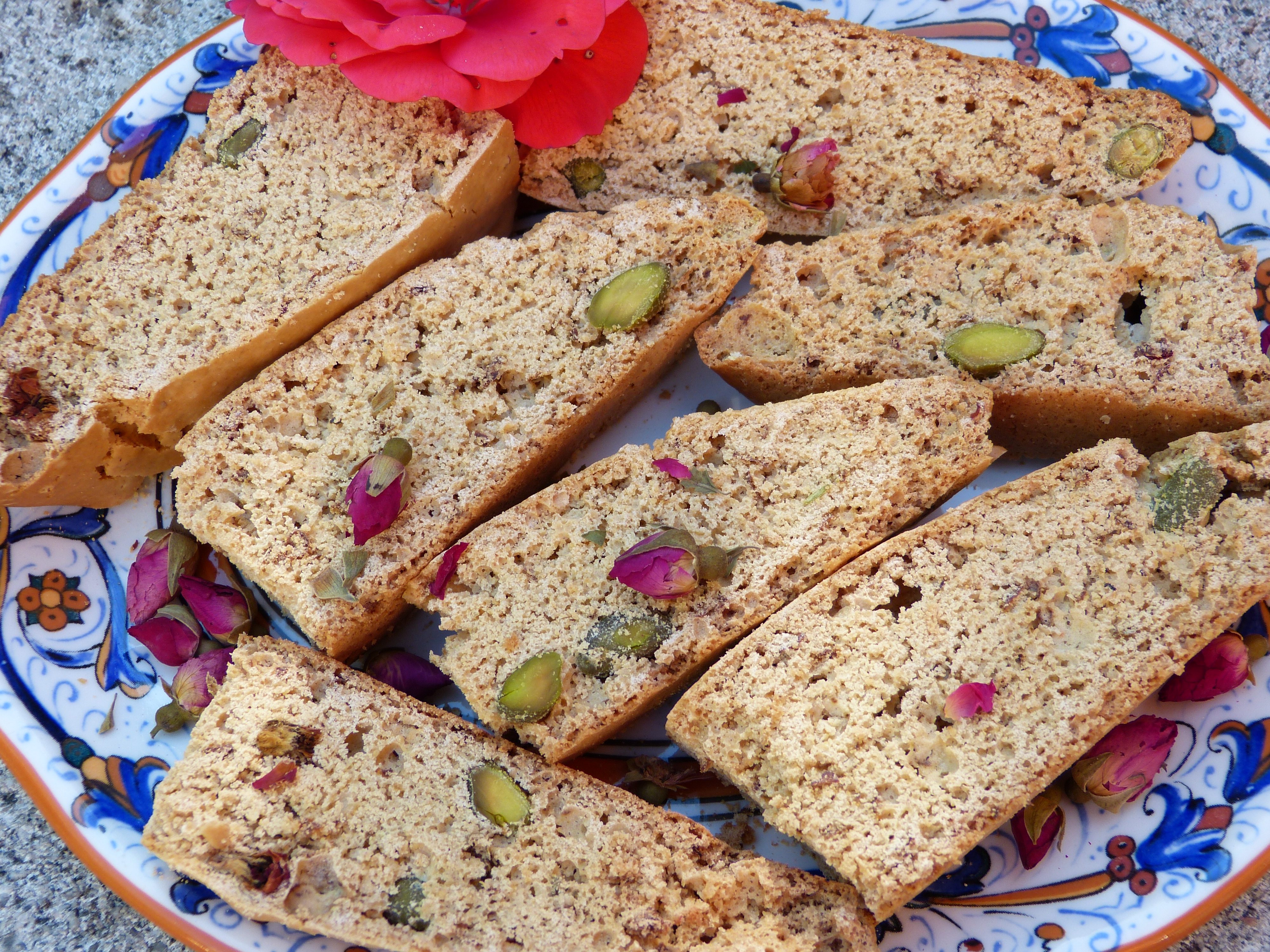 biscotti mit pistazien und rosenblättern