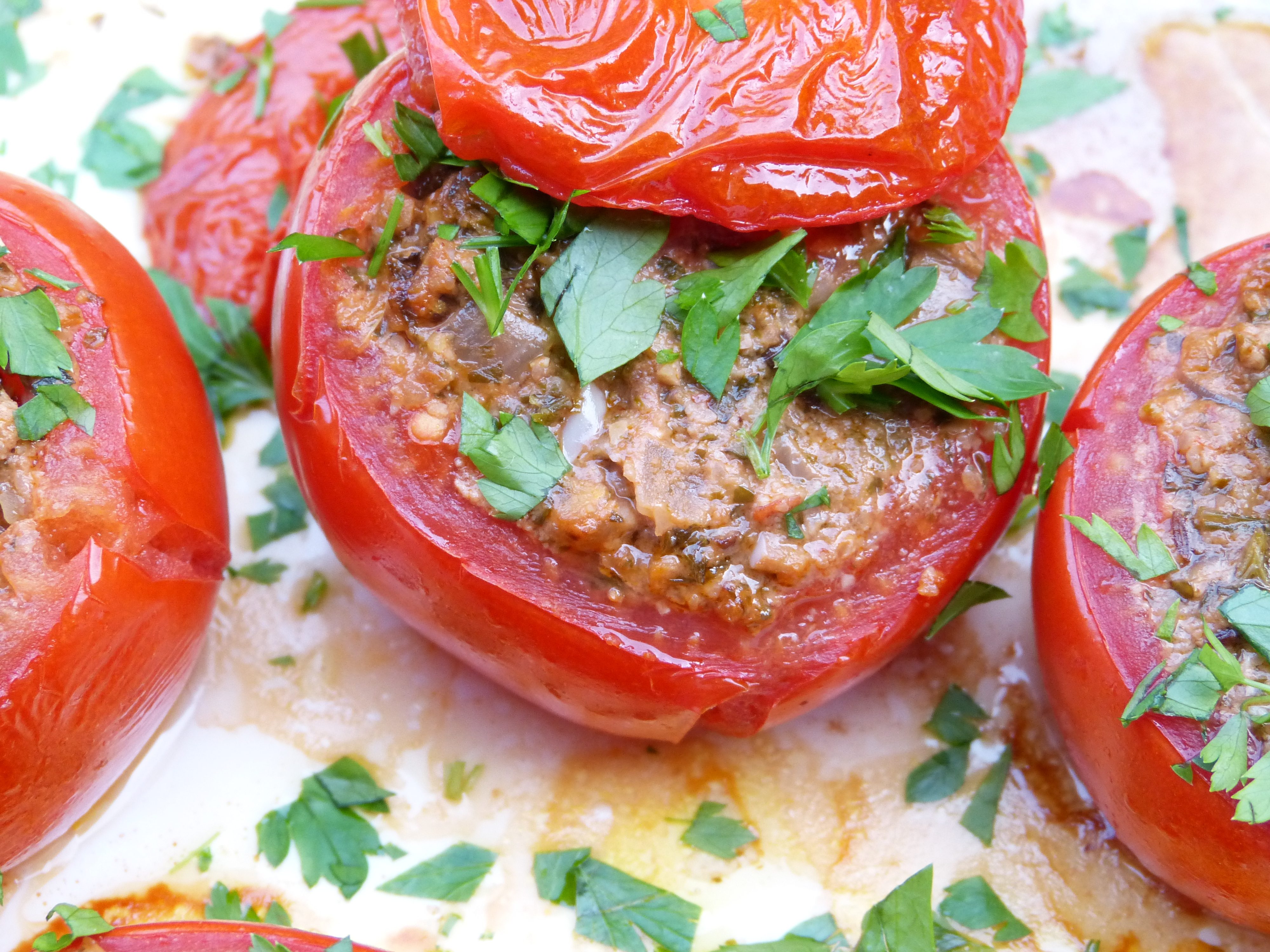 mit walnüssen gefüllte tomaten