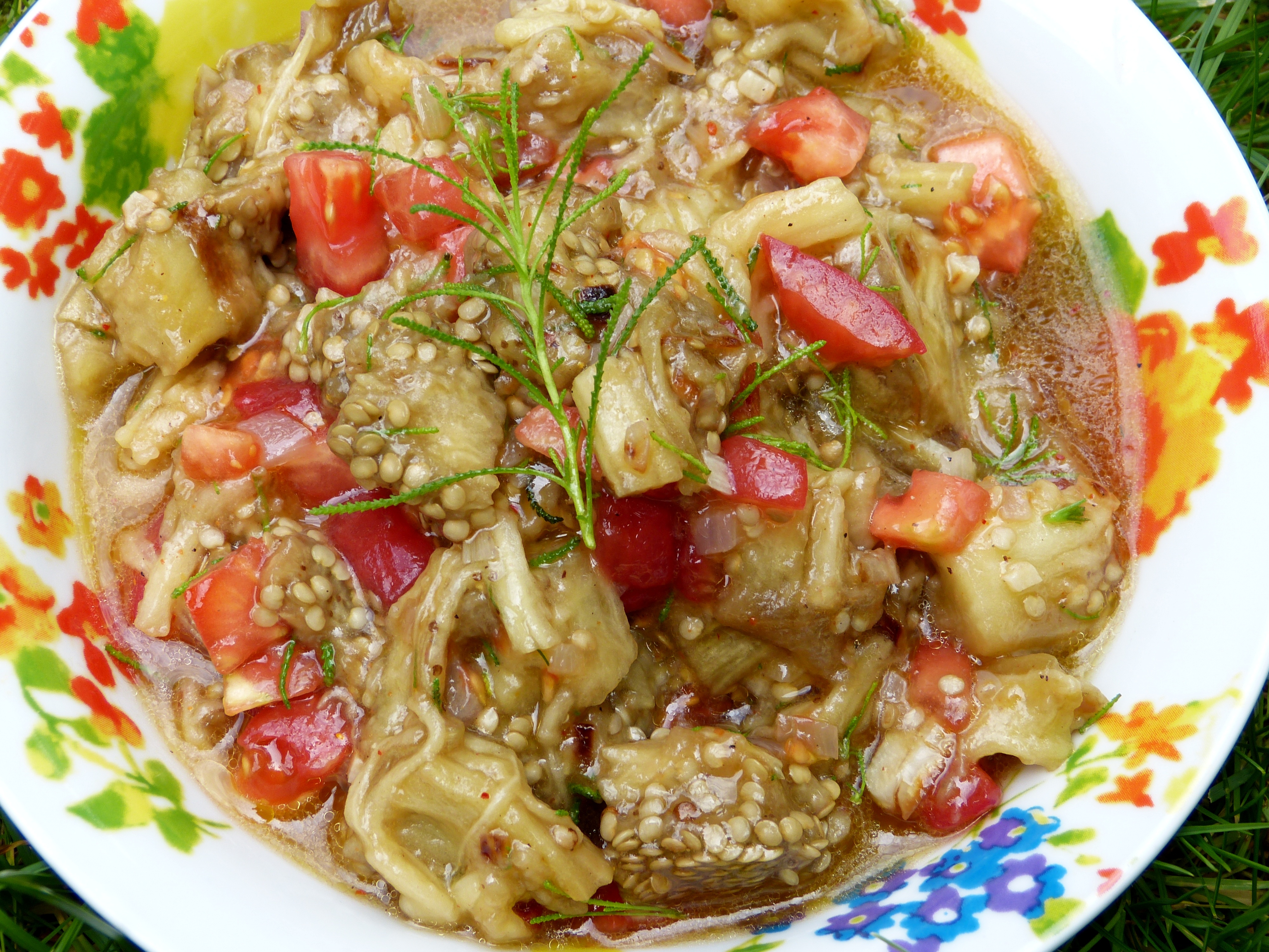 sommerlicher salat mit auberginen und olivenkraut