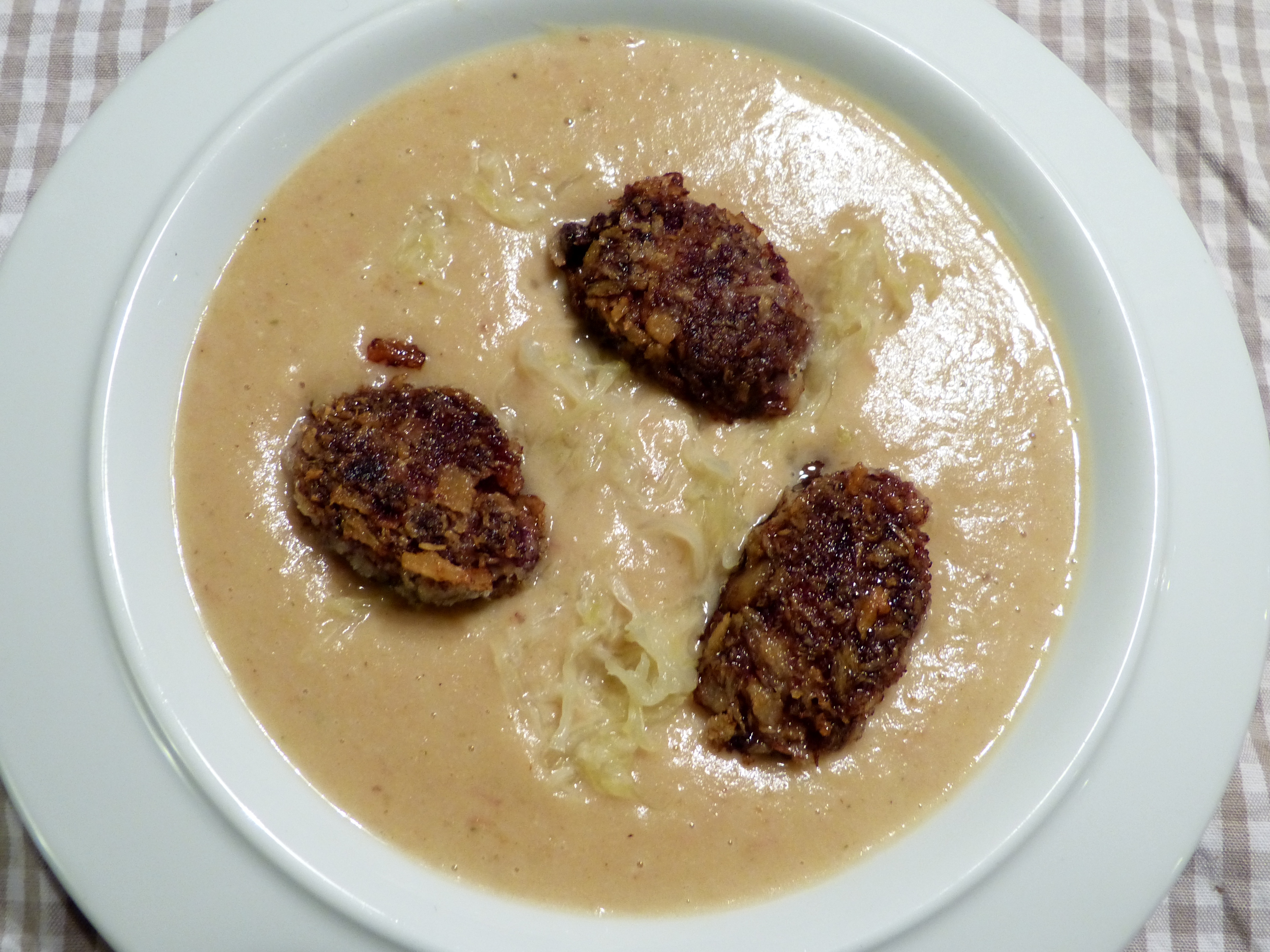 kartoffel-sauerkrautsuppe mit blutwurstkrapfen