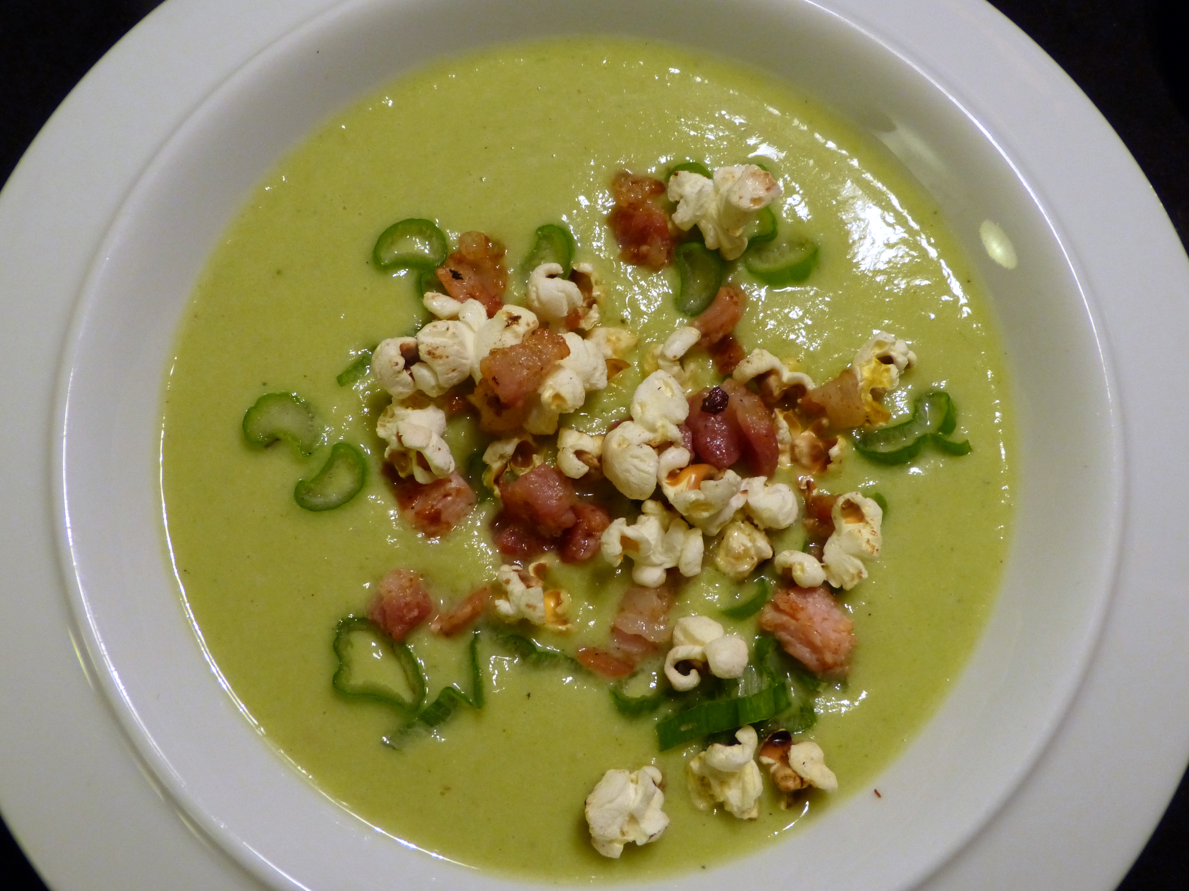 lauch-käse-suppe mit schinken-popcorn