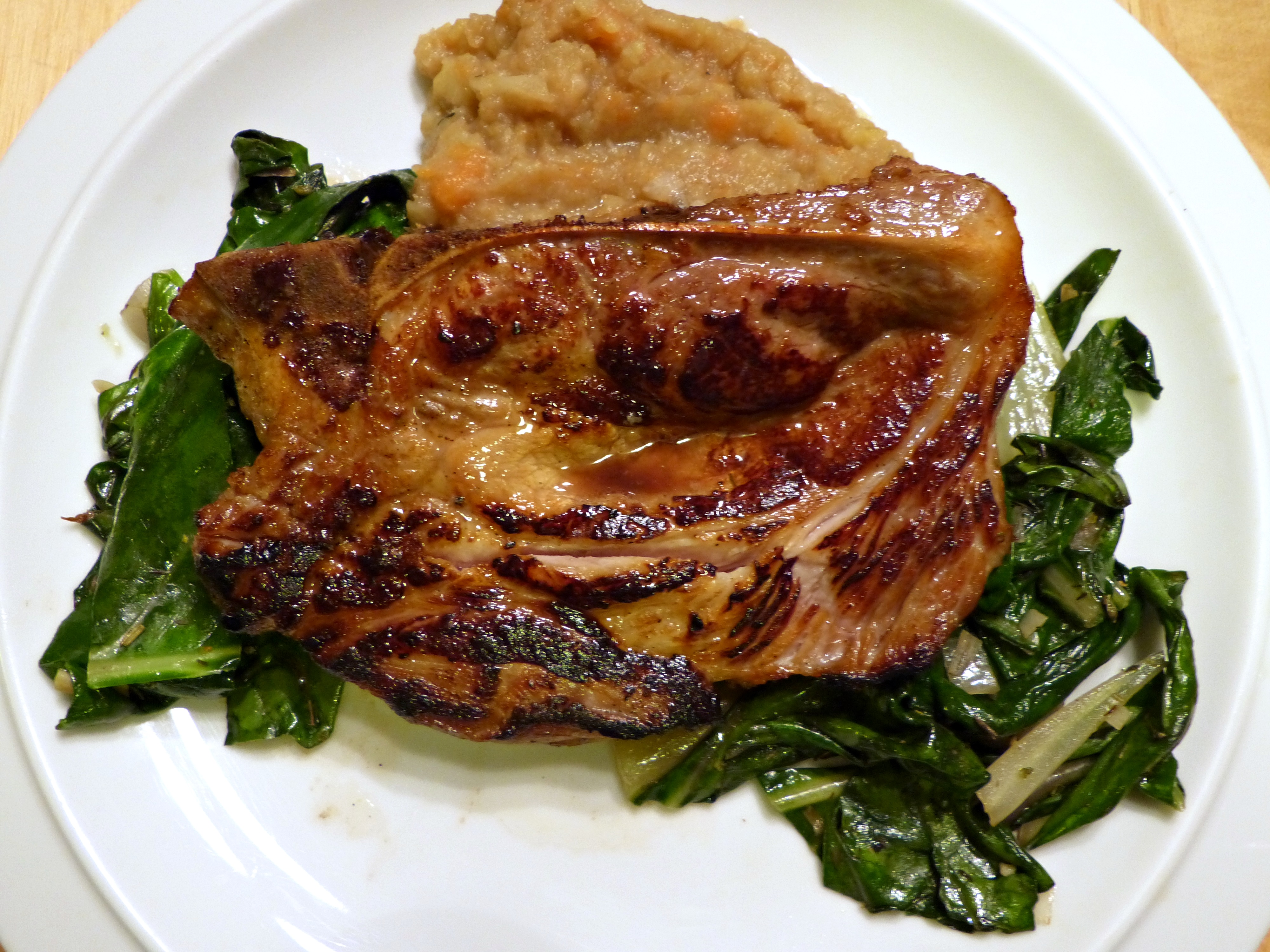 oolongmariniertes schwein, wurzelgemüse, mangold