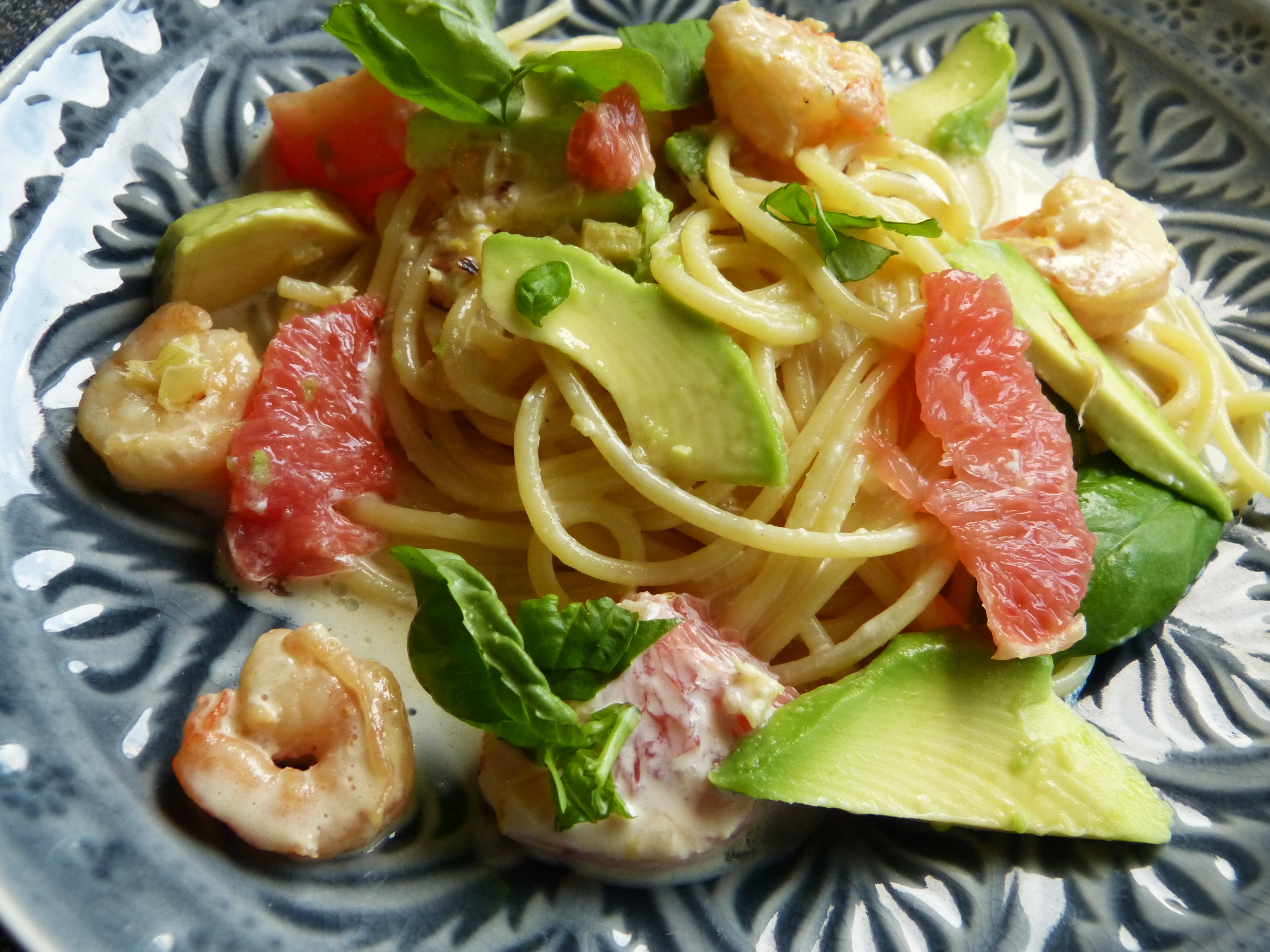 pasta mit krabben, avocado, grapefruit