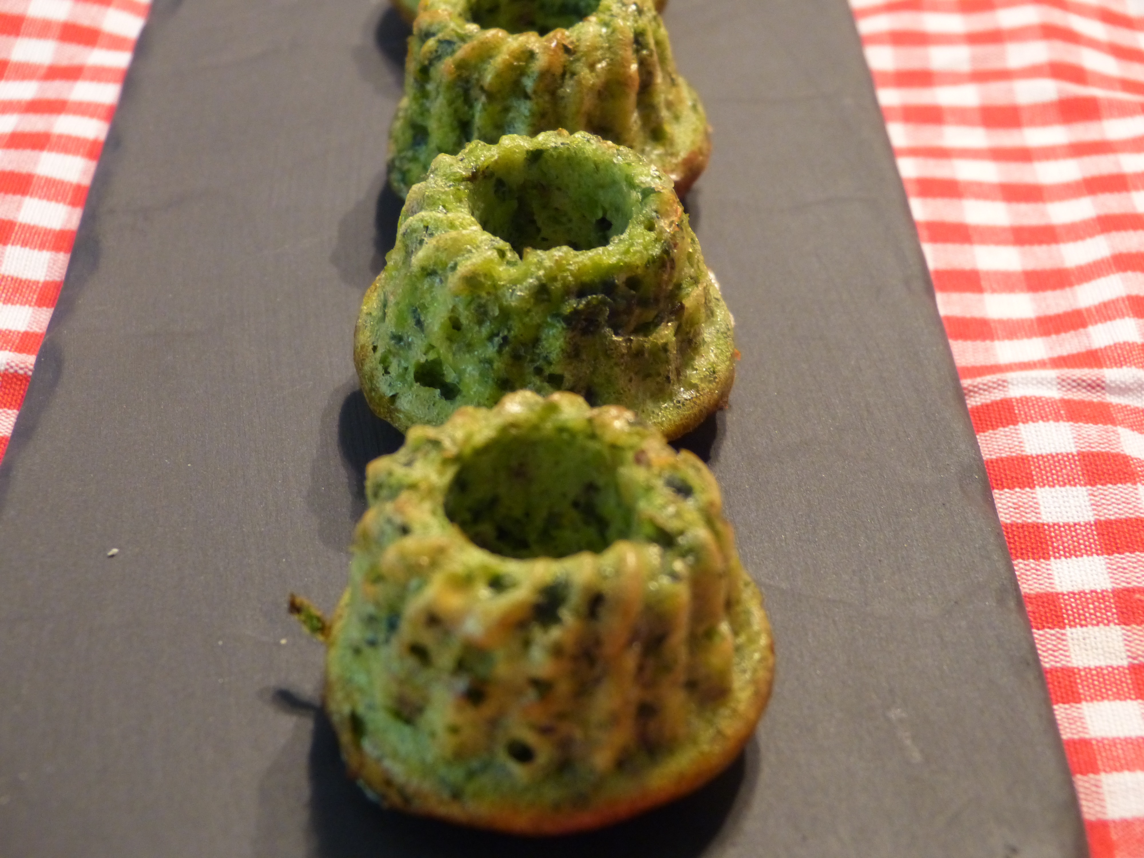 cannelés mit grünem gemüse