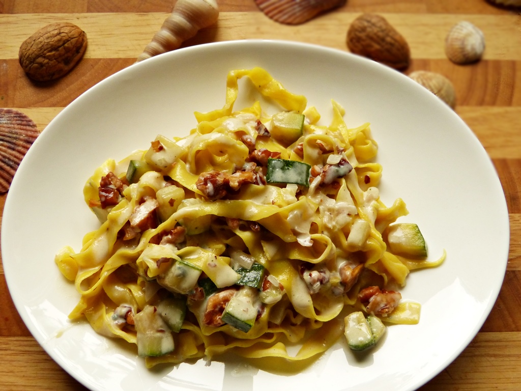 Corn-Pasta mit Walnuss-Zucchini-Sugo