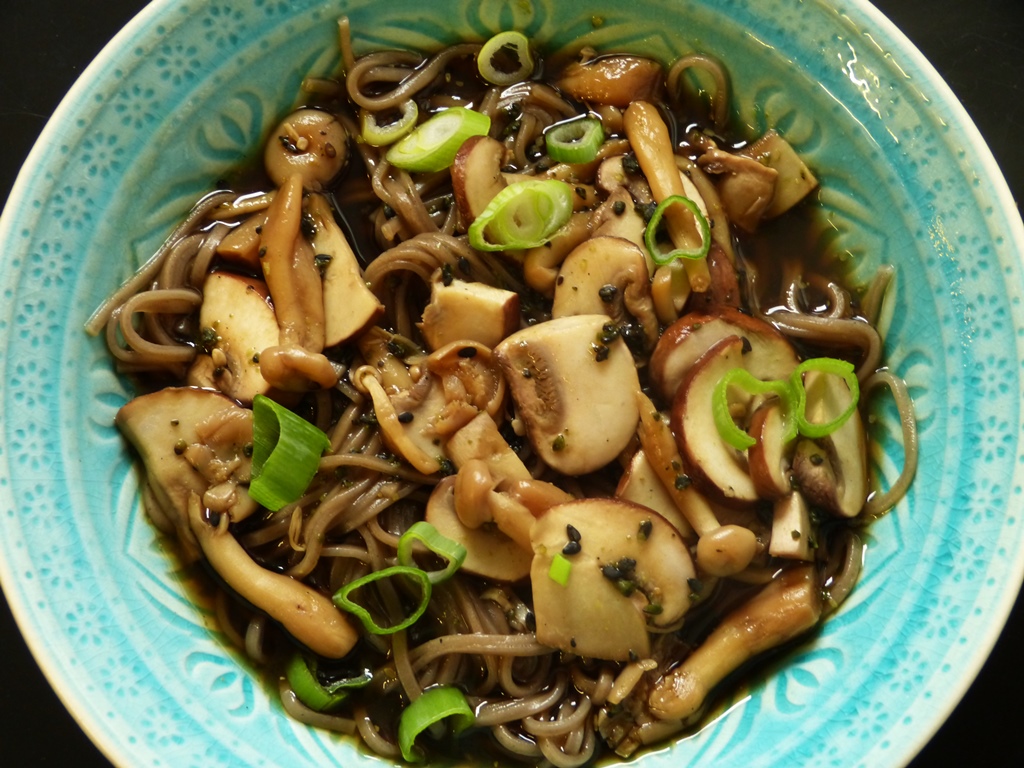 soba-nudeln mit pilzen