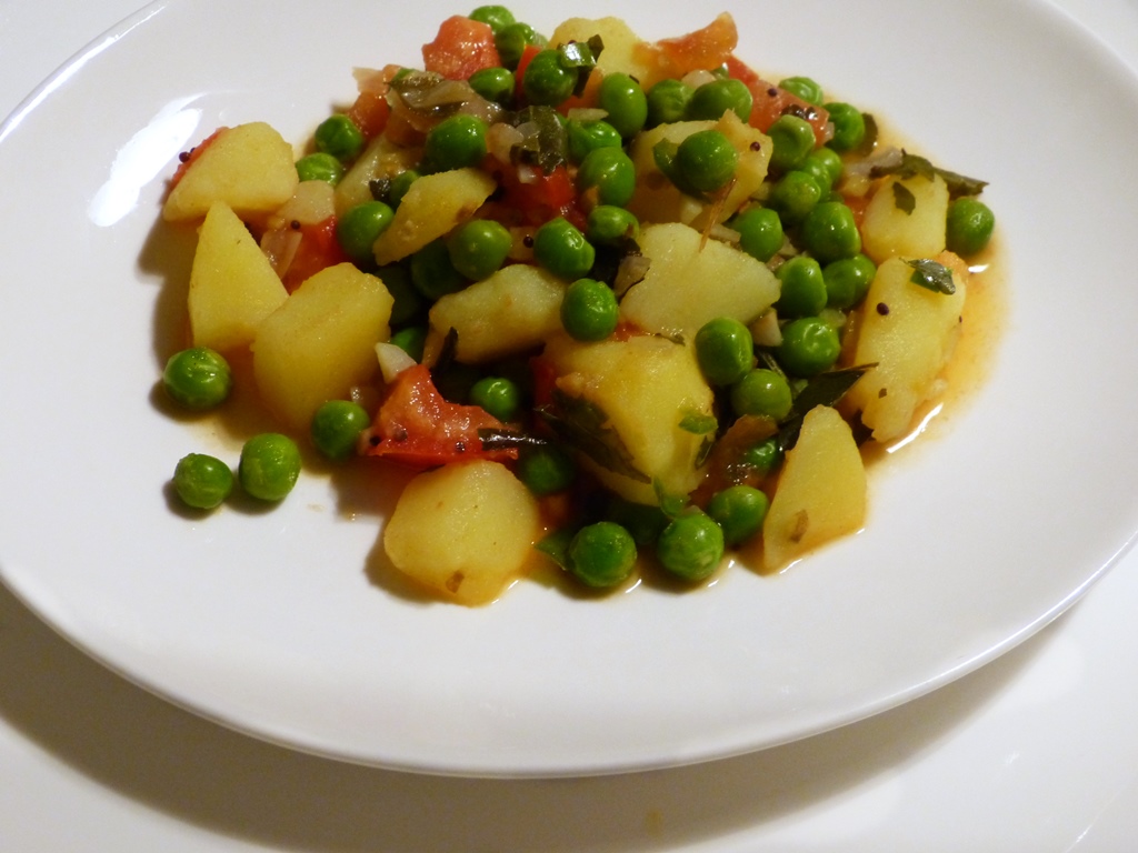 kartoffelcurry mit erbsen