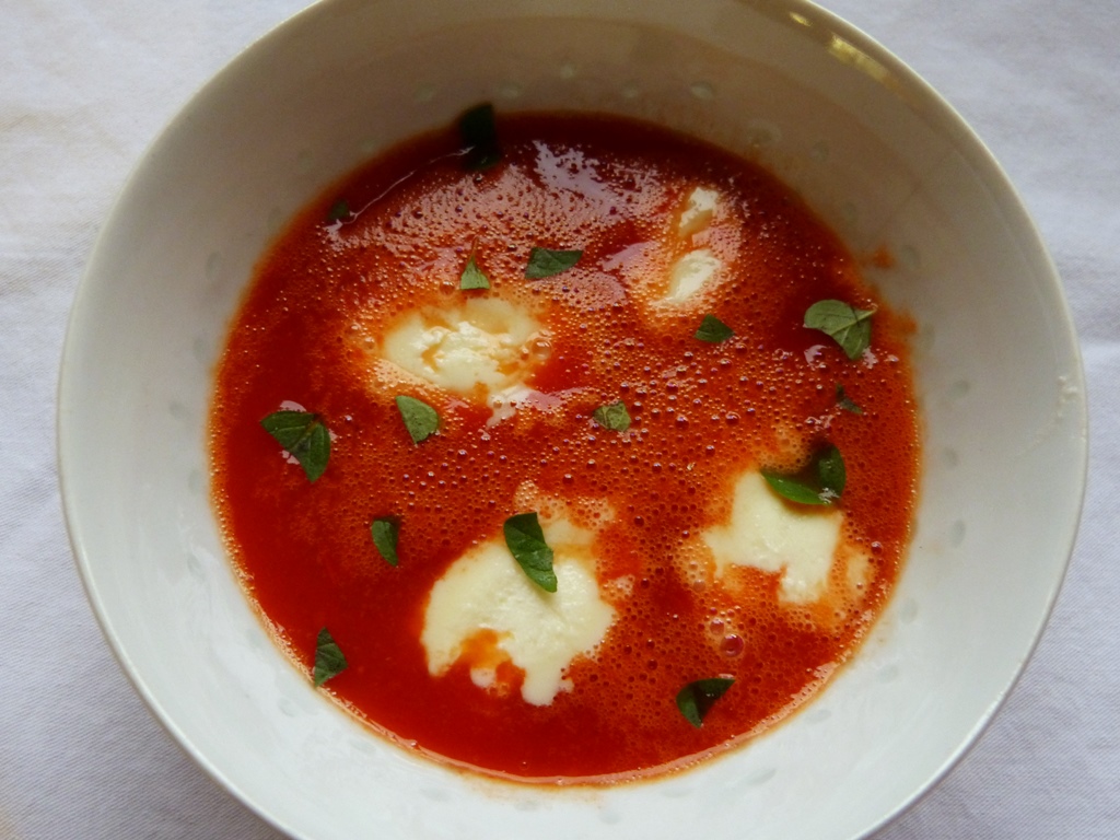 paprikasuppe mit mascarpone-nocken