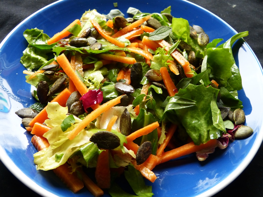 karottensalat mit kürbiskernen