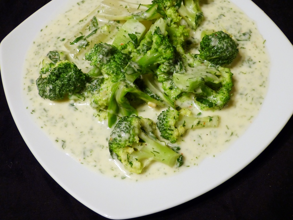 brokkoli in käsesauce