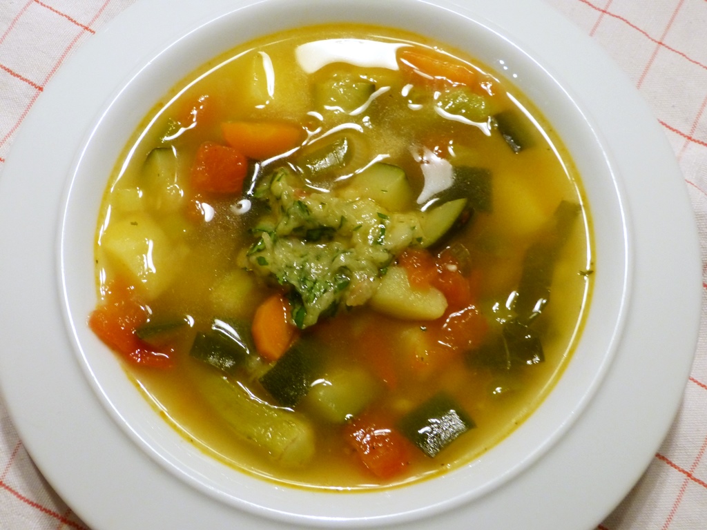 gemüsesuppe mit knoblauchpaste