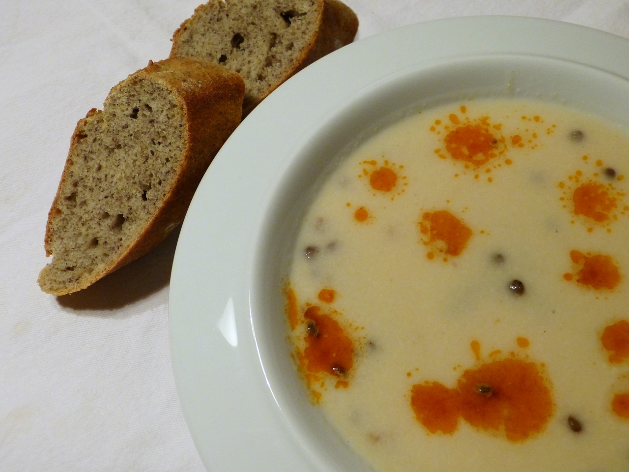 blumenkohlsuppe mit linsen und ihr baguette