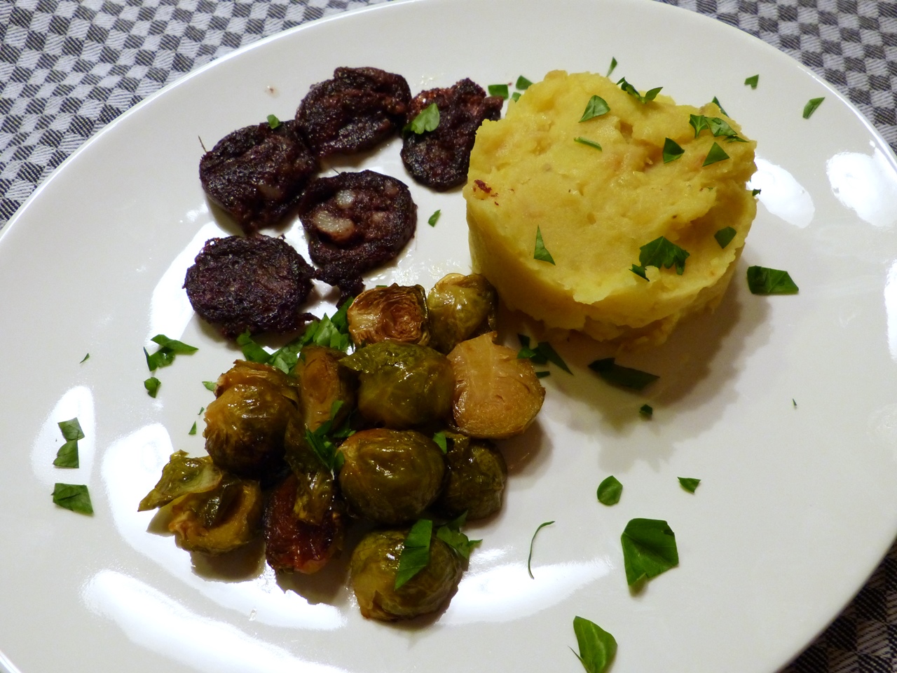 apfel-kartoffel-püree, blutwurst, rosenkohl