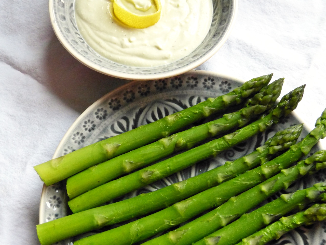 grüner spargel mit gorgonzola-dipp