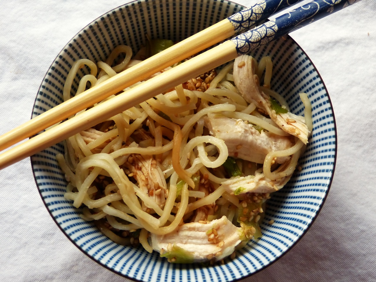 kalte sichuan-nudeln mit huhn