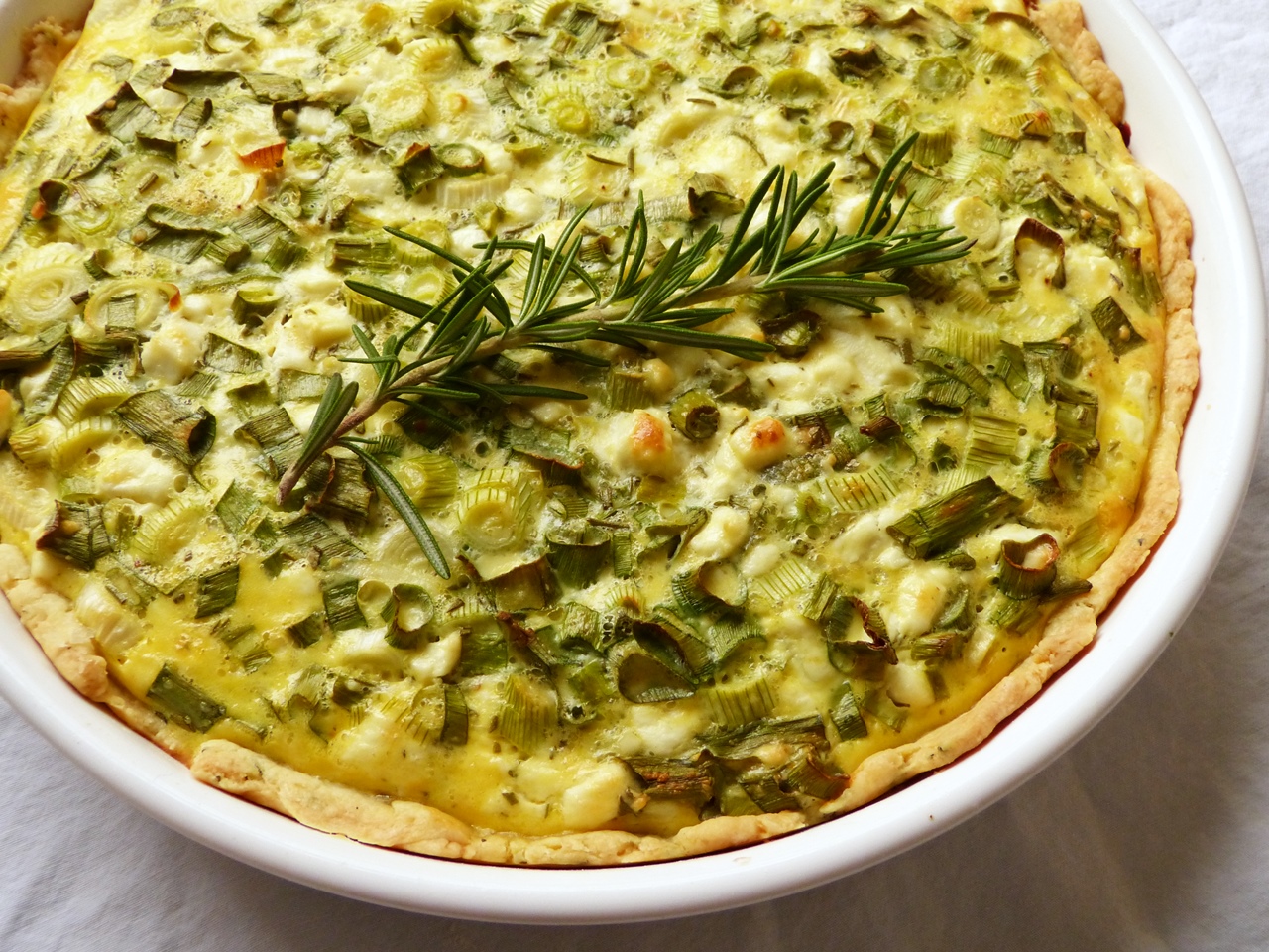 rosmarinquiche mit frühlingszwiebeln und feta