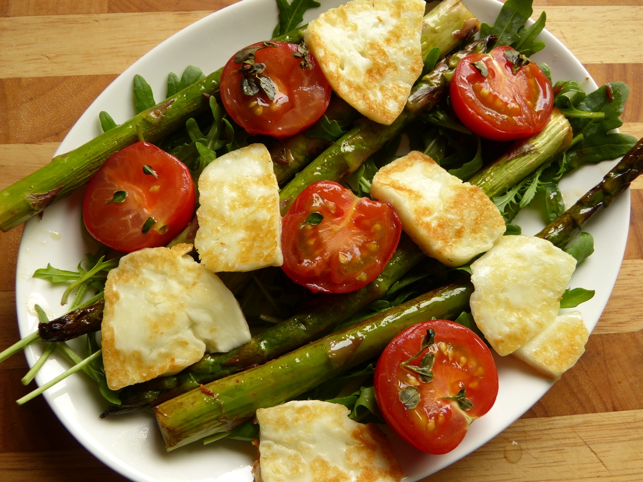 grüner spargel mit halloumi