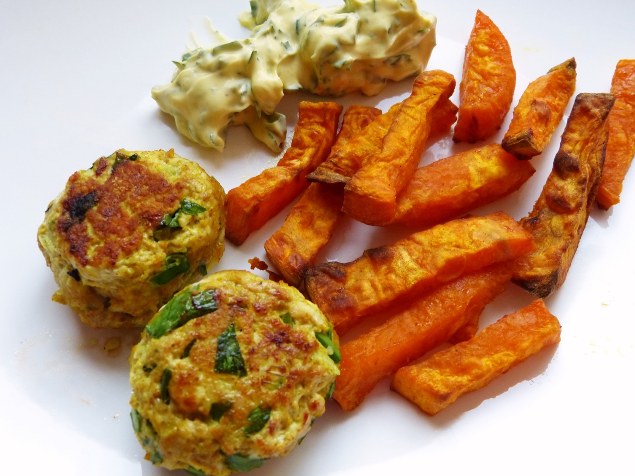 hühnchenkebap, süßkartoffelpommes, sauce tatare