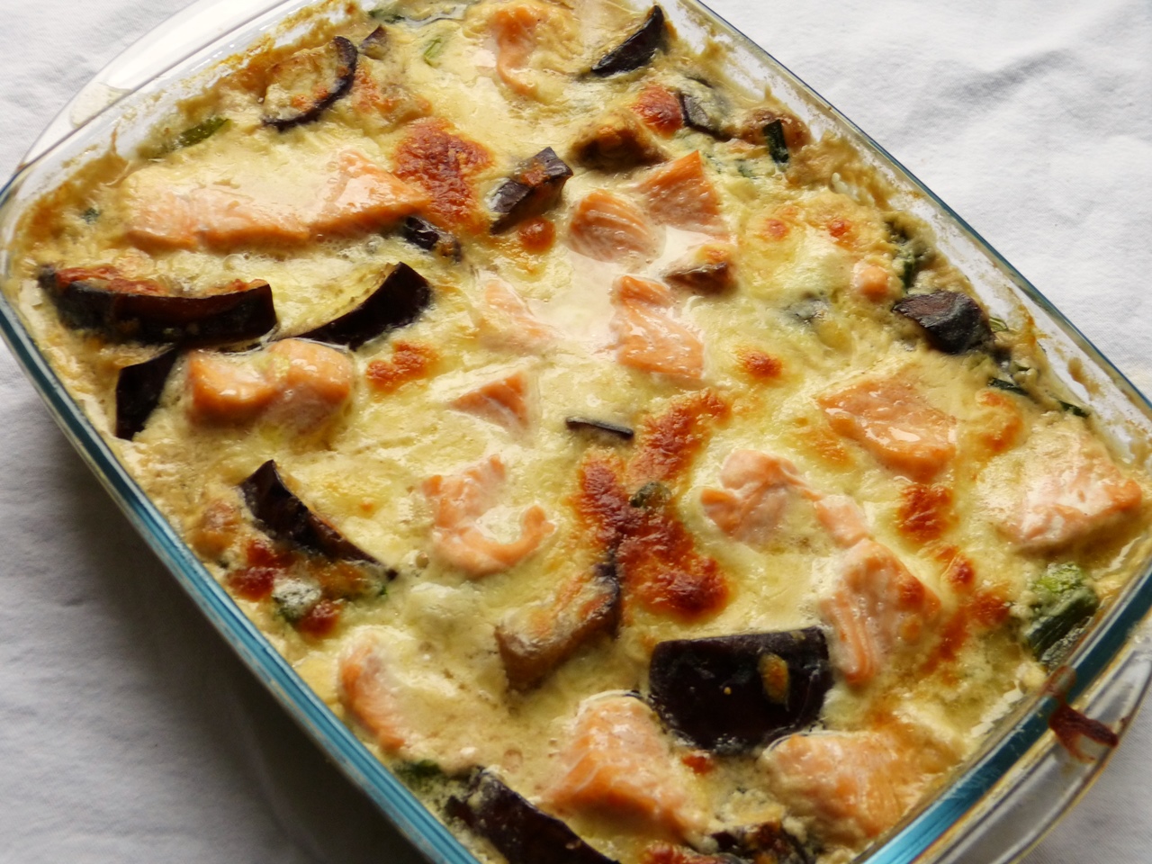 gratin mit lachs, aubergine und miso-bechamel