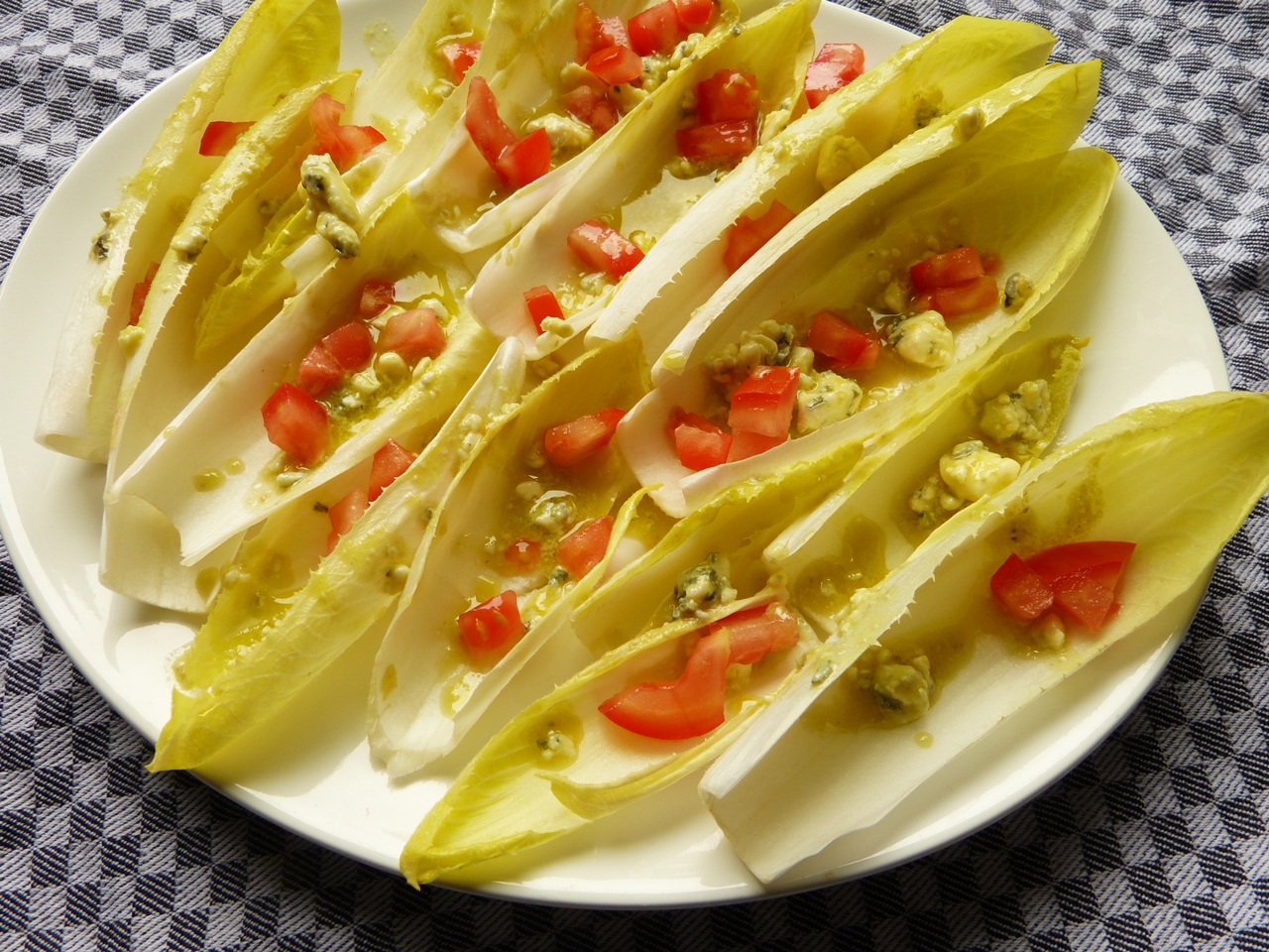 chicorée mit roquefort-dressing