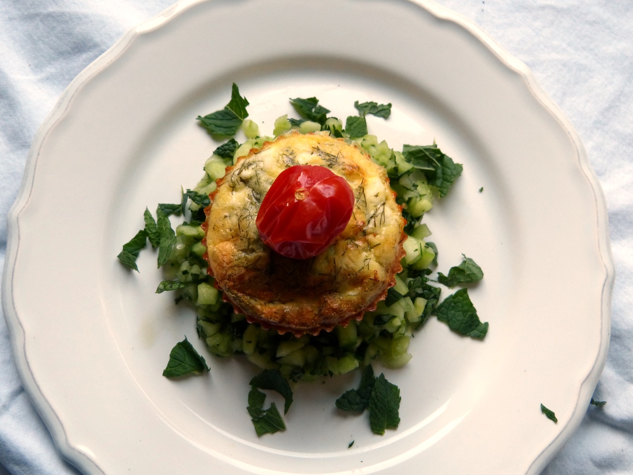dill-schafskäseküchlein mit gurken-minztatar