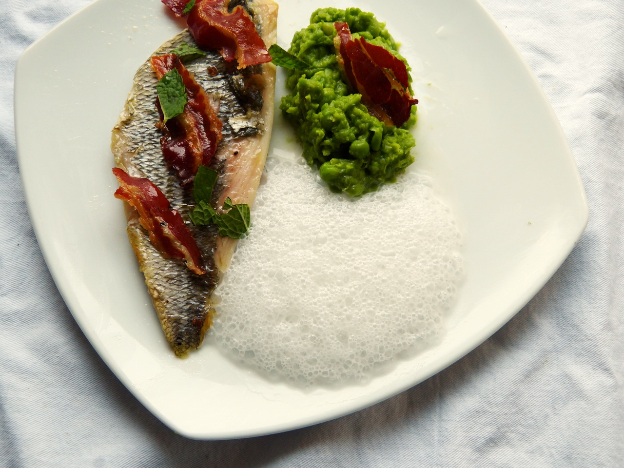 fisch, speckchip, erbsenpüree, meerwasserespuma