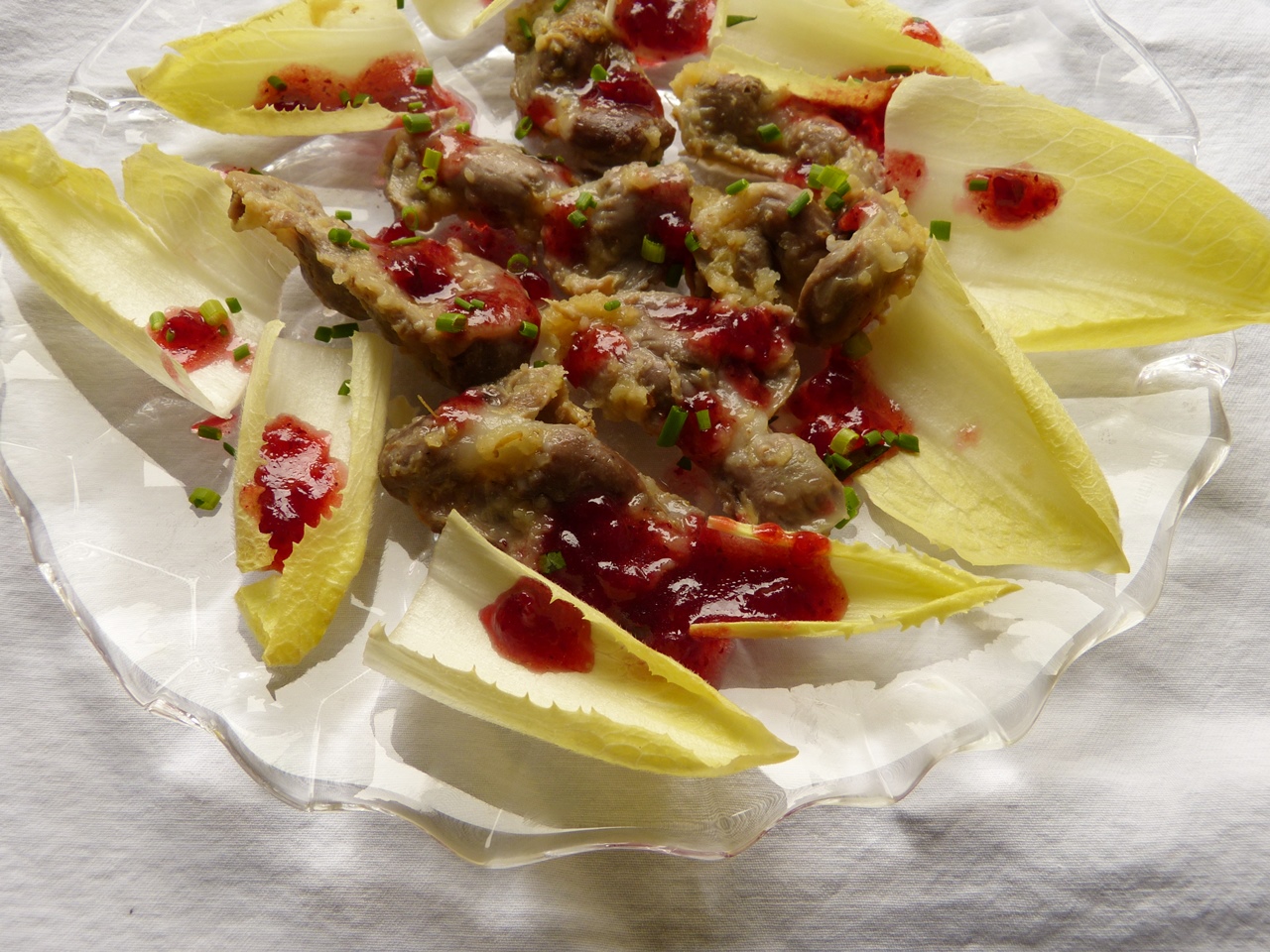 hühnchenmägen mit chicorée und preiselbeerdressing