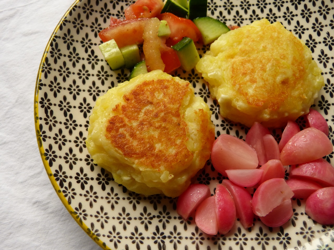 kartoffel-feta laibchen mit süßsaueren radieschen