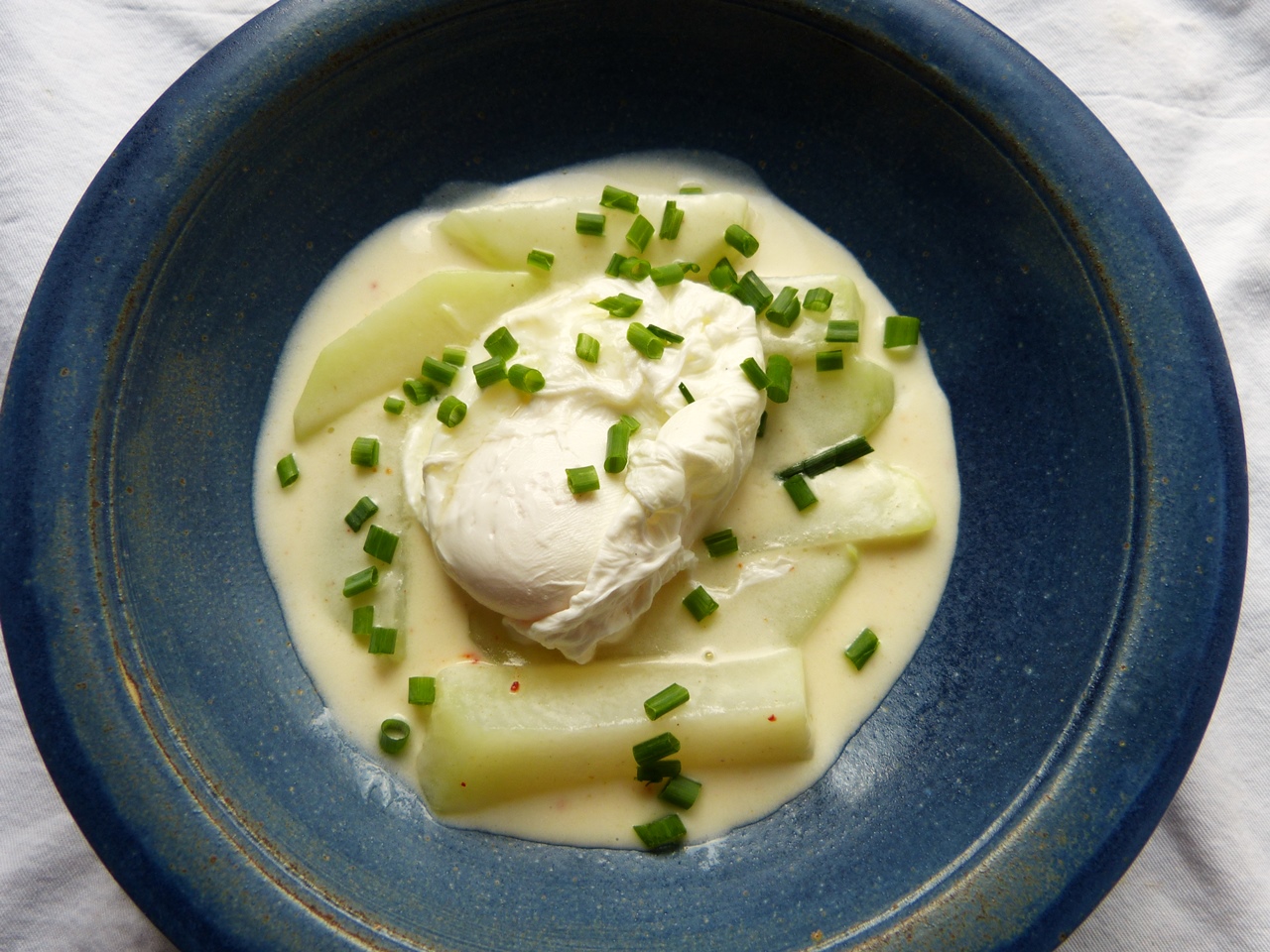 rahmkohlrabi mit pochiertem ei