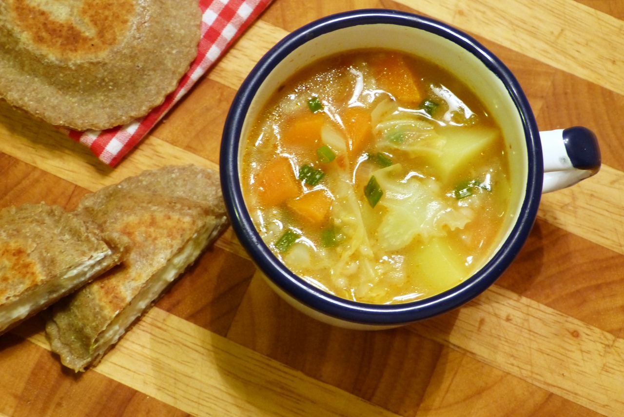 gemüse-gerstensuppe mit topfen-tirtlan