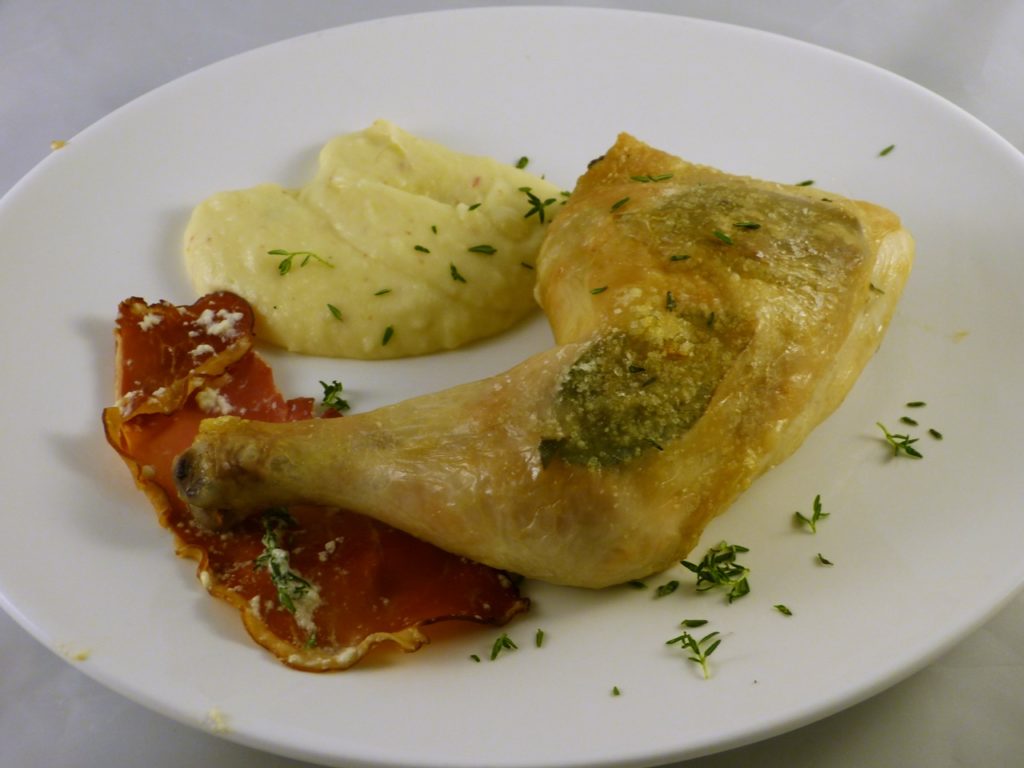 Hühnchenschenkel in Lorbeer mit Pastinaken-Mousseline