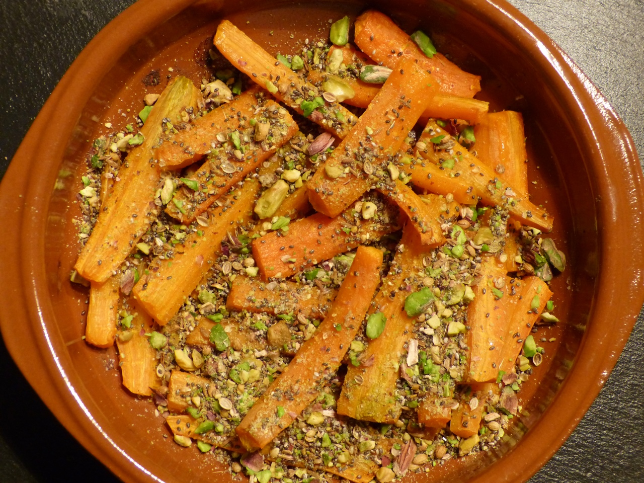 ofengeröstete karotten mit chia-pistazien-dukka