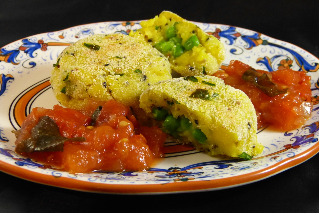 aloo tikki und tomatenchutney