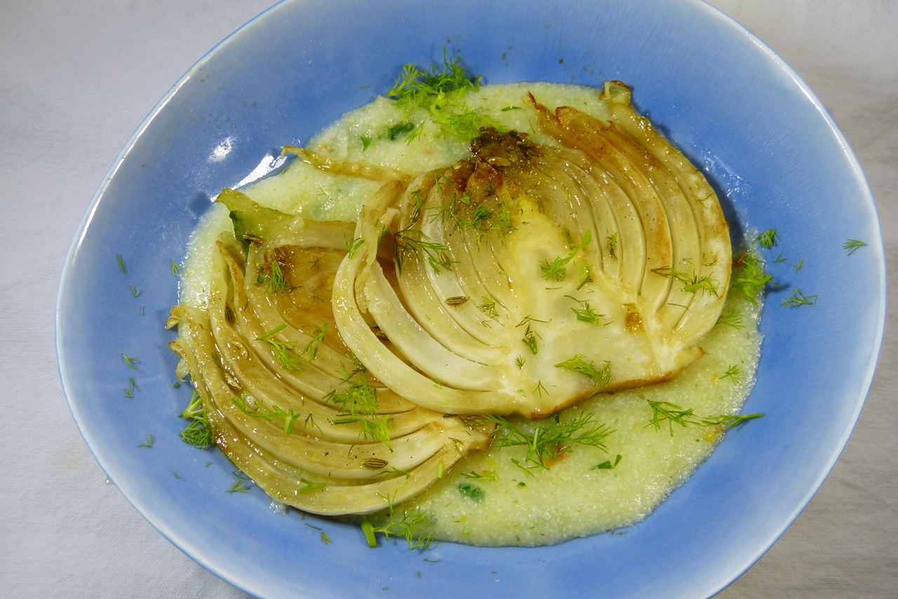 karamellisierter fenchel auf kraeuterpolenta