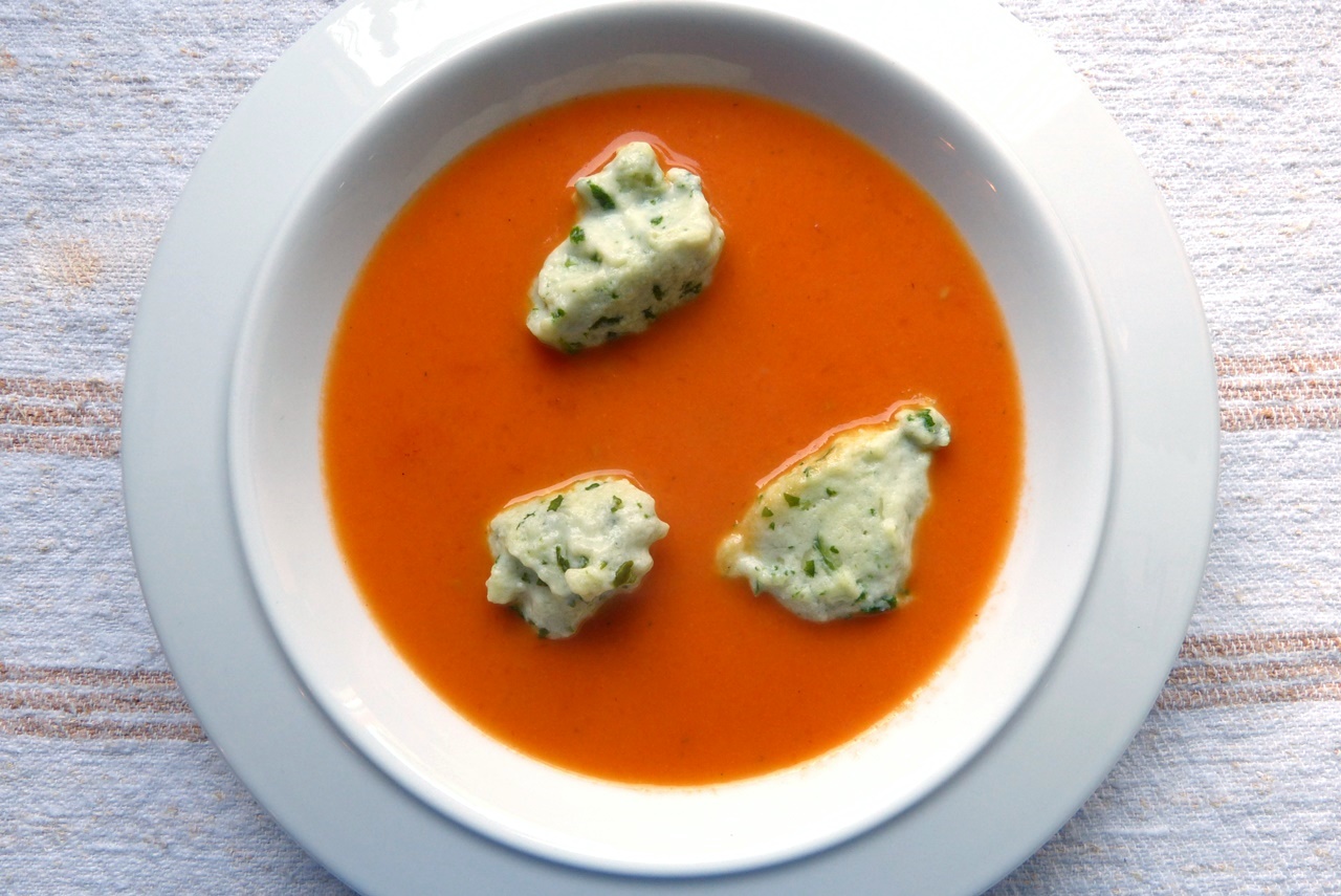 tomatencremesuppe mit basilikumnocken
