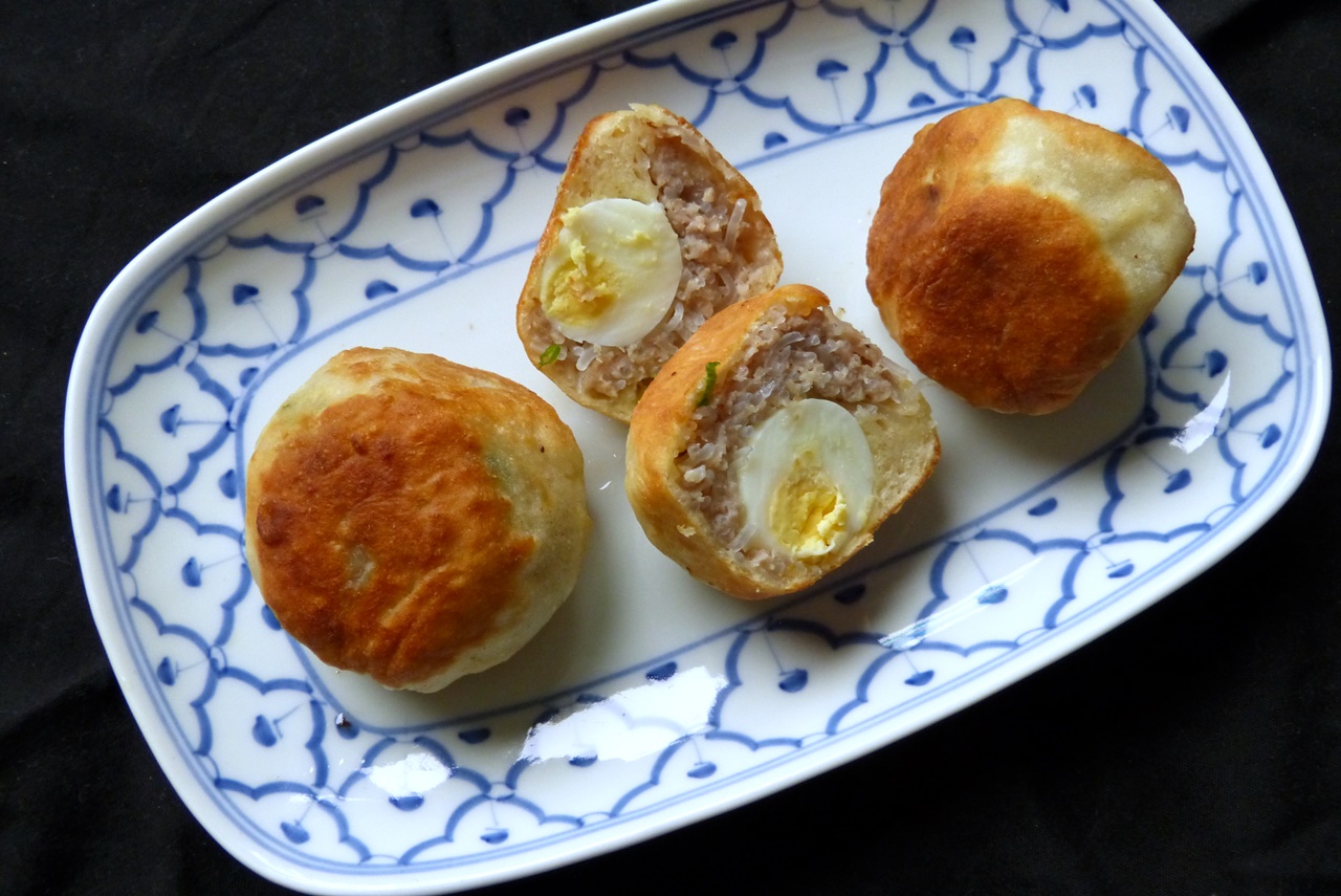 teigtasche mit schweinehack und wachtelei