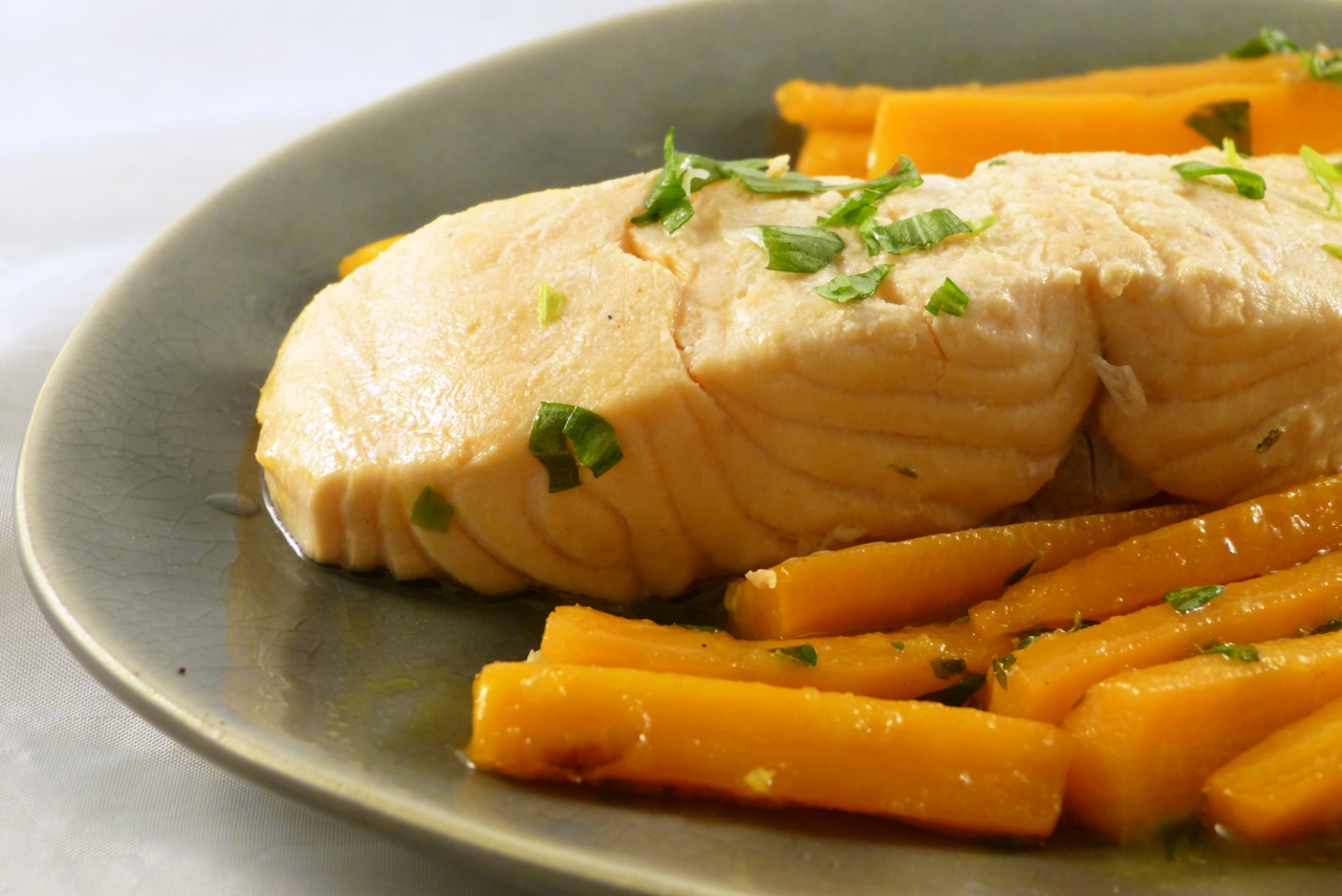 In Sauternes pochierter Lachs mit karamellisierten Karotten ...