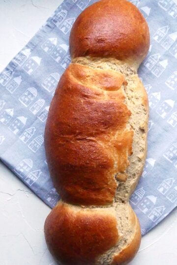 belgischer cougnou auf einem weihanchtlichen tuch