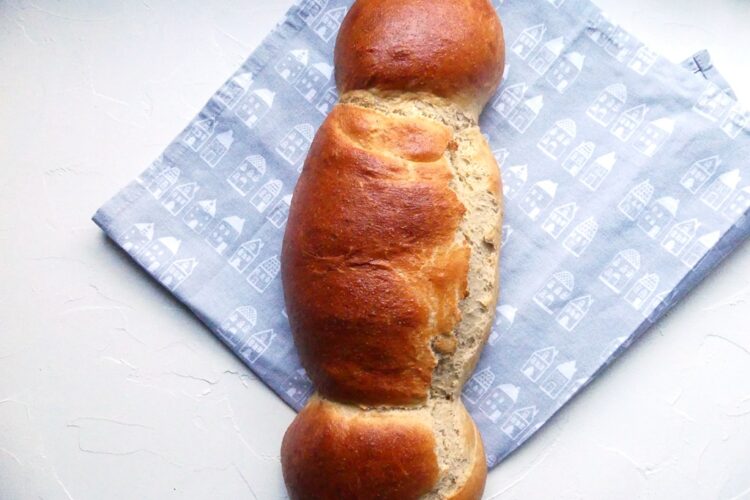 belgischer cougnou auf einem weihanchtlichen tuch